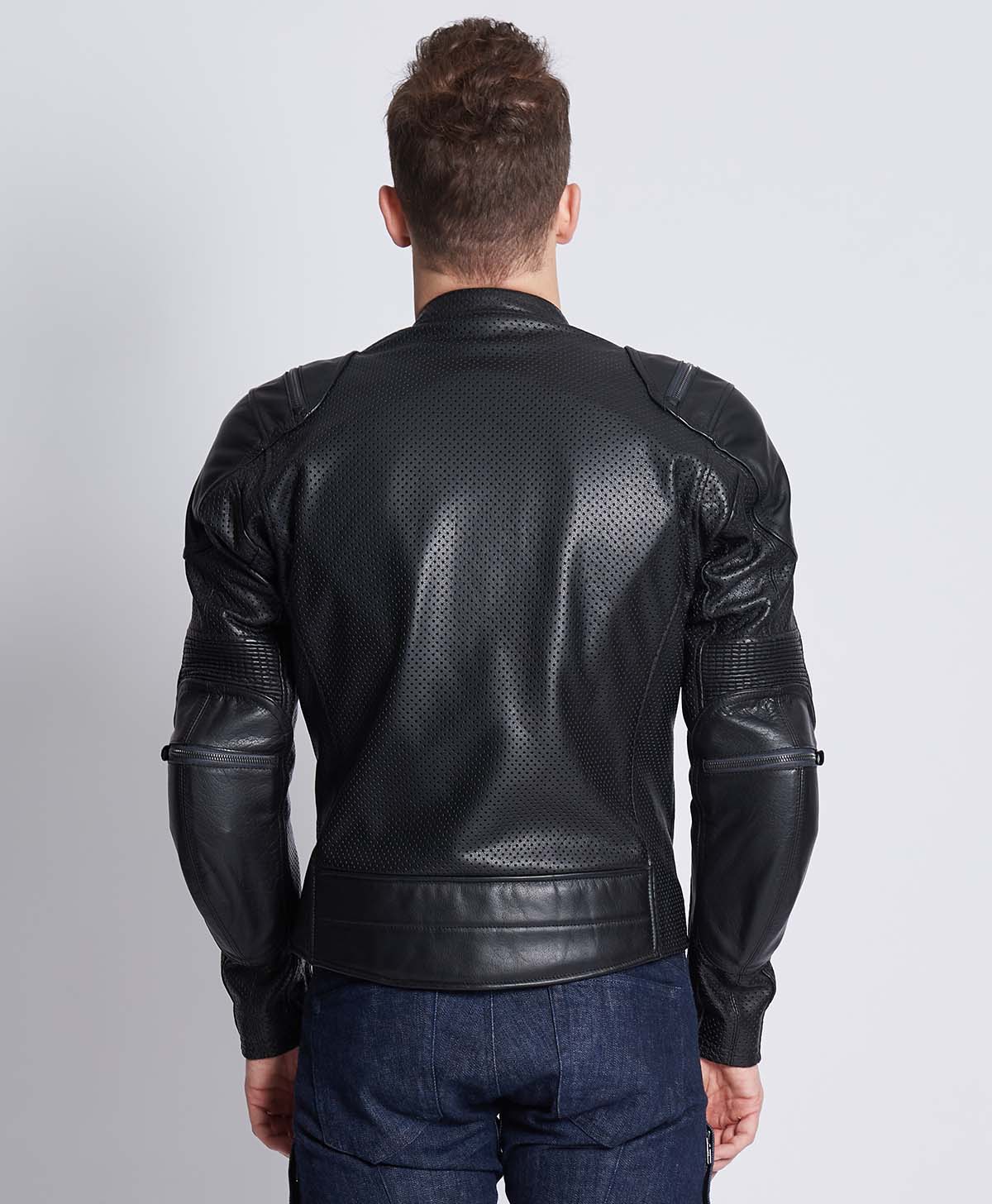 176cm 75kg サイズL Tシャツ着用