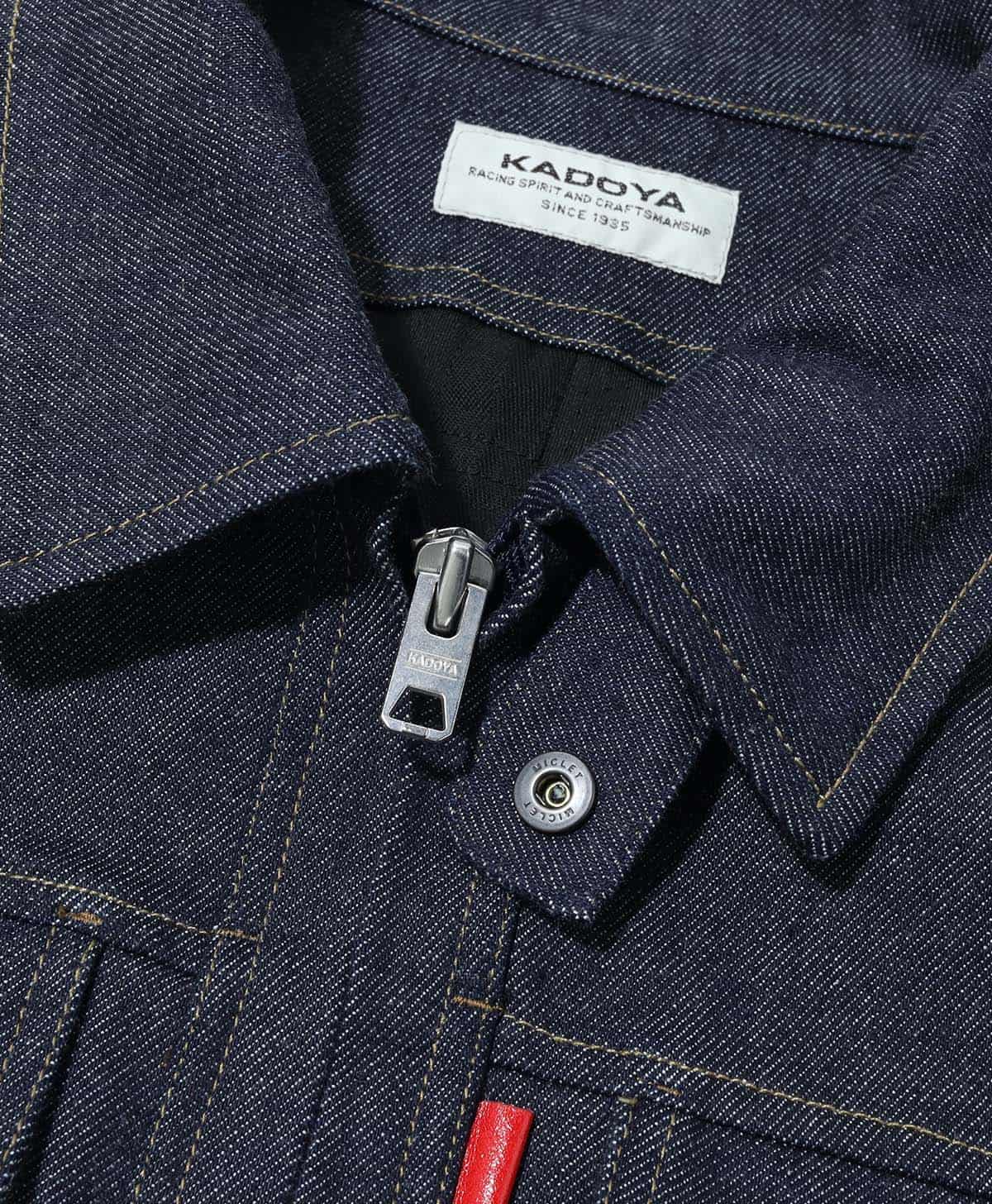 襟にはストラップを配置し、襟を立てて着用できる