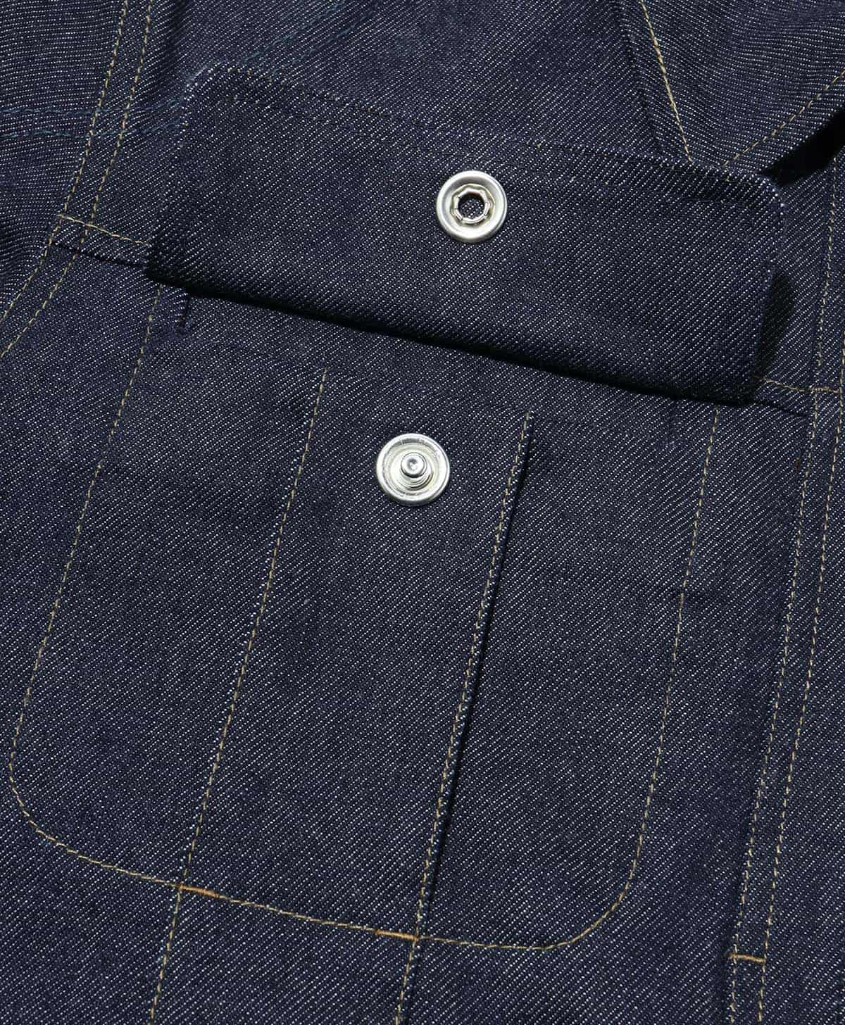 胸ポケットはドットボタン開閉式を採用