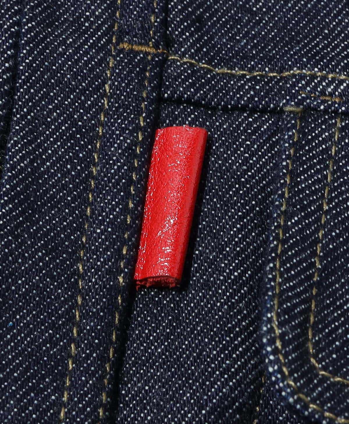 赤いレザータブを配置