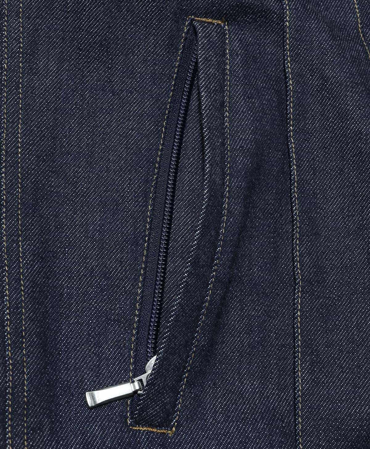 腹部ポケットはファスナー開閉式を採用