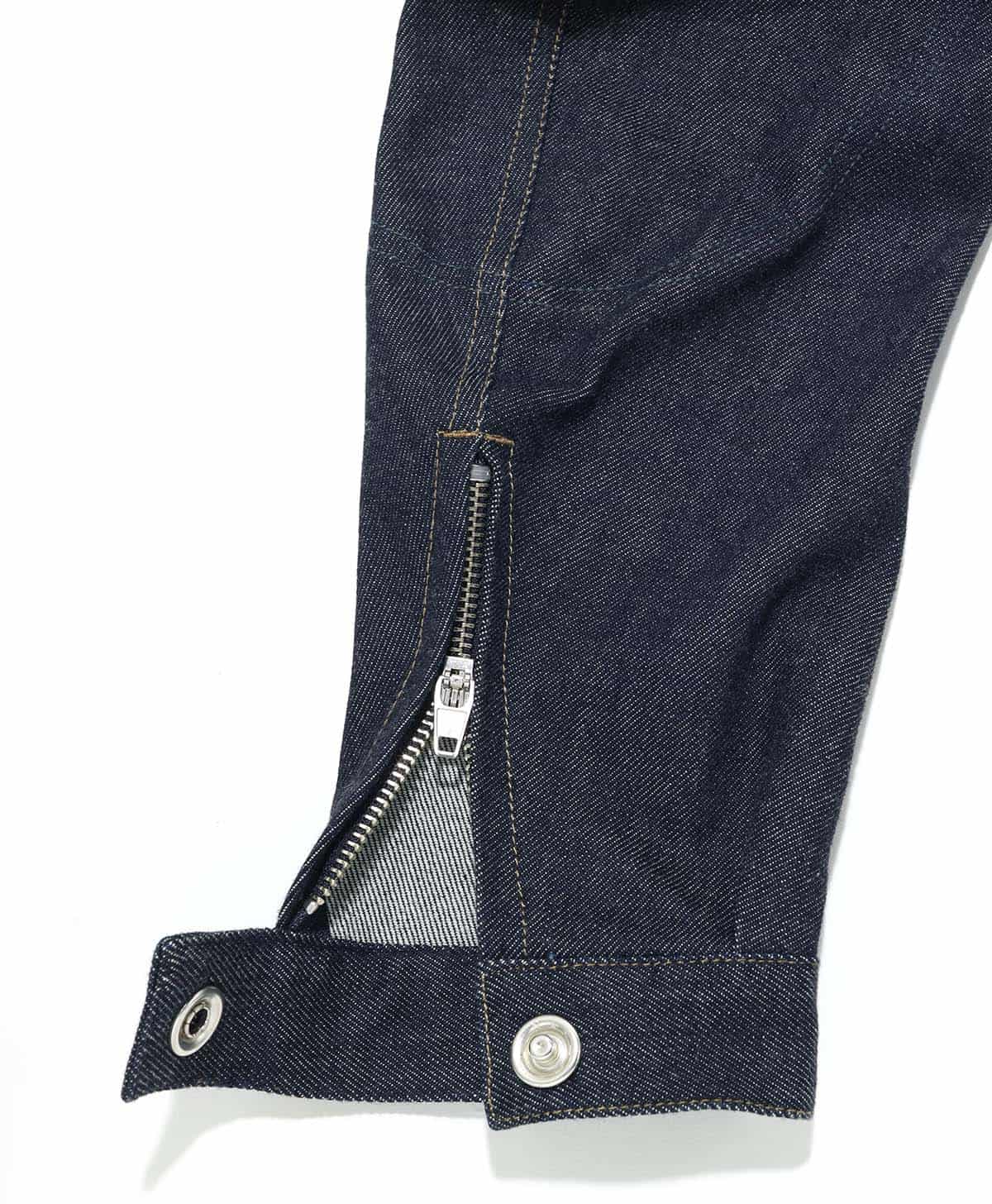 ファスナー引手は折り返す事でロックがかかるタイプを用いている。