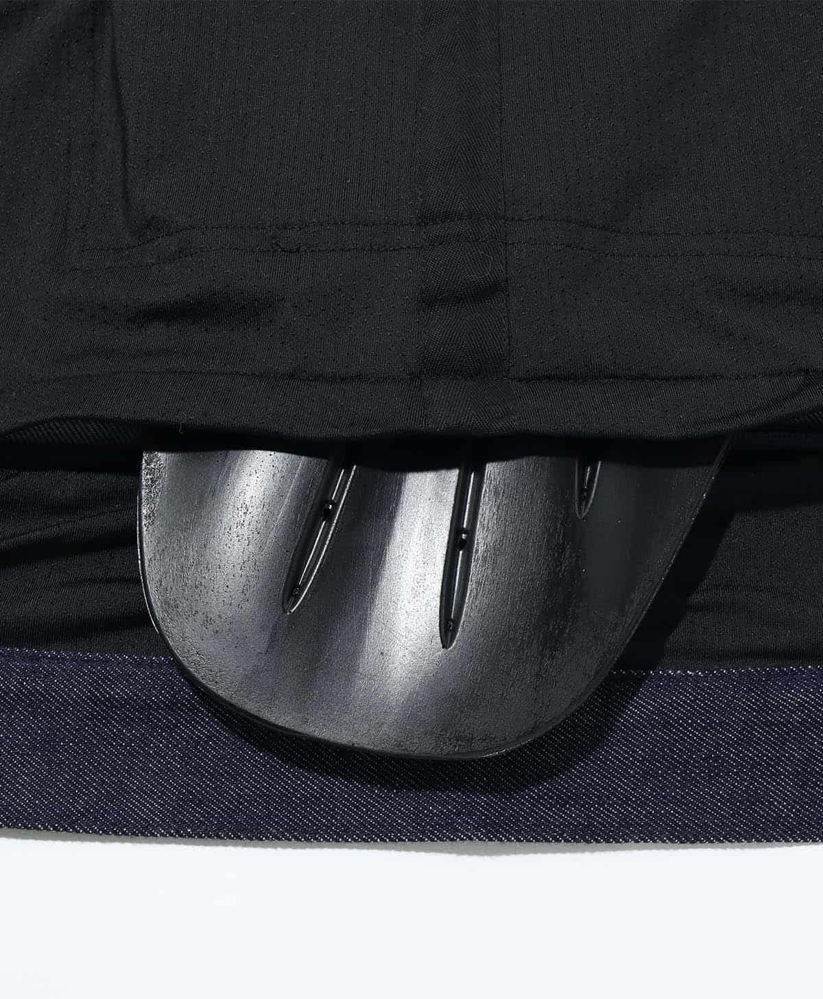 脊椎パッドは裾のファスナー口から着脱が可能