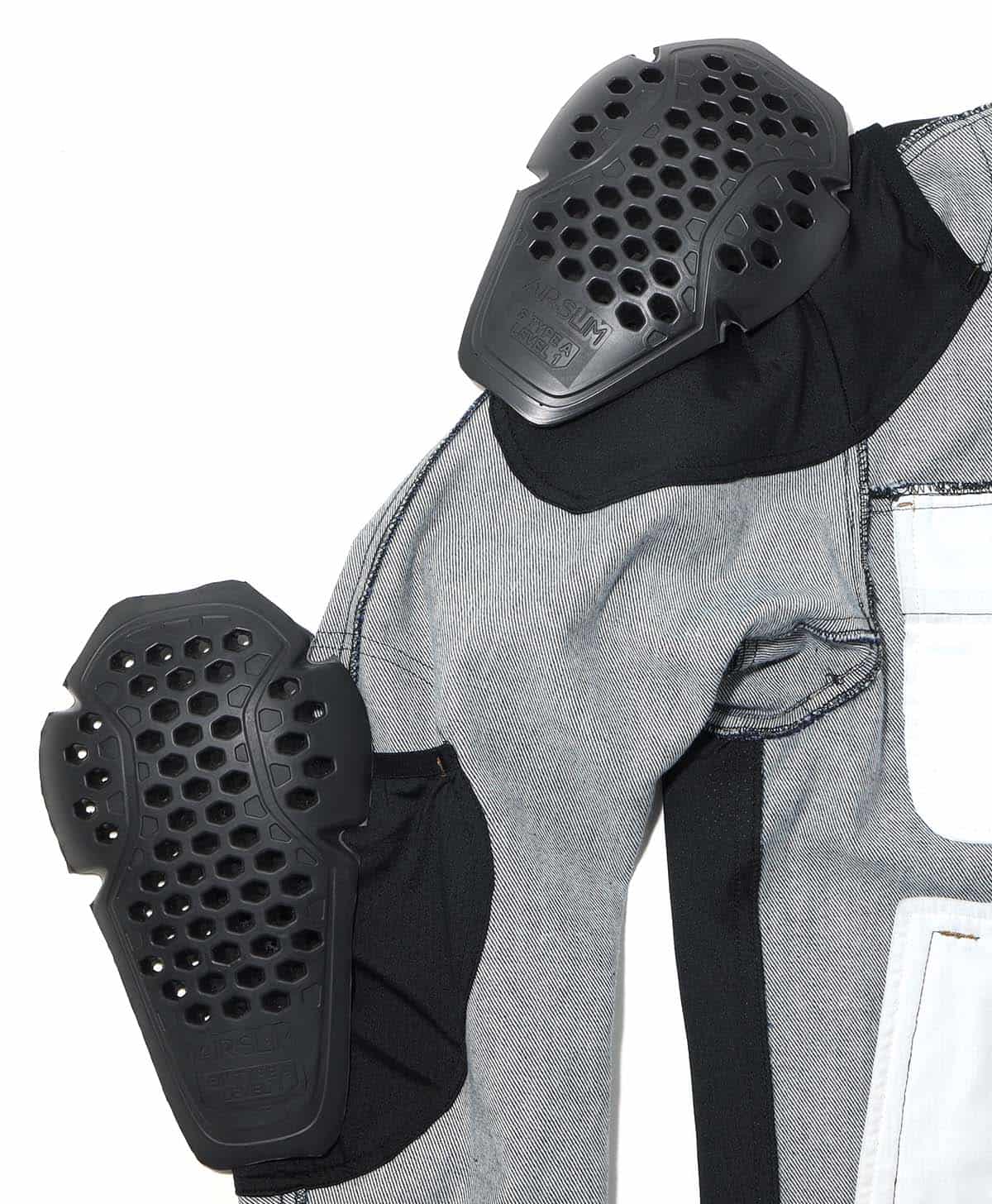 肩と肘の裏地側にはパッド装着用ポケットを配置