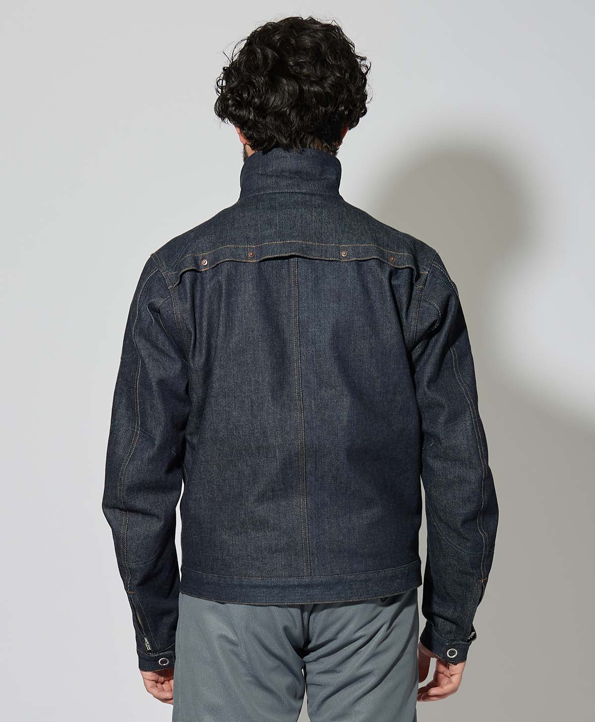 H175 B89 W78サイズL Tシャツ着用