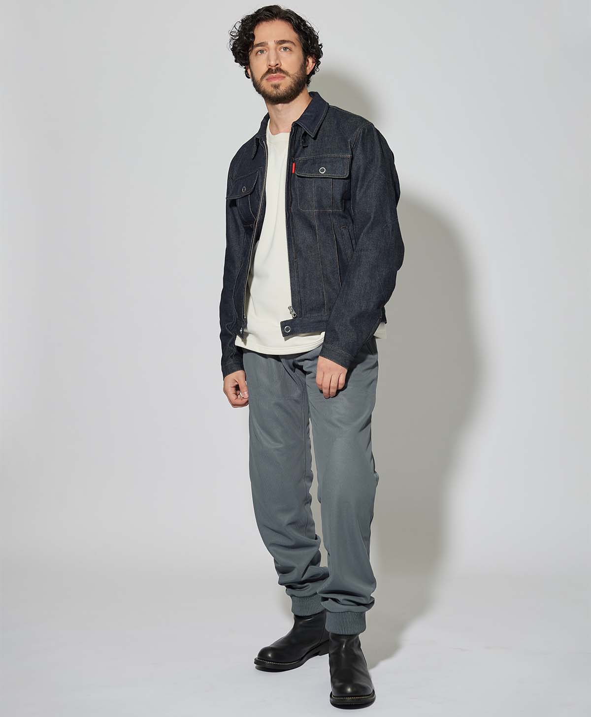 H175 B89 W78サイズL Tシャツ着用