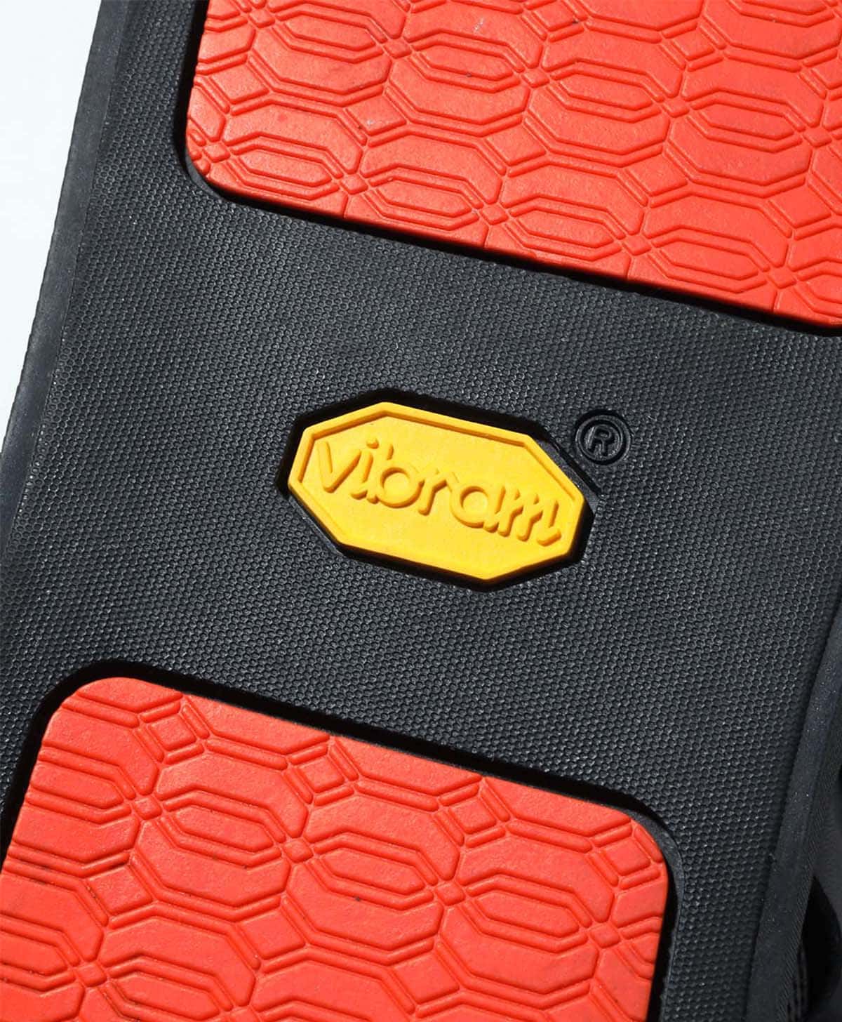 Vibramカップソールの底には配色を施し、さりげないアクセントを付けている