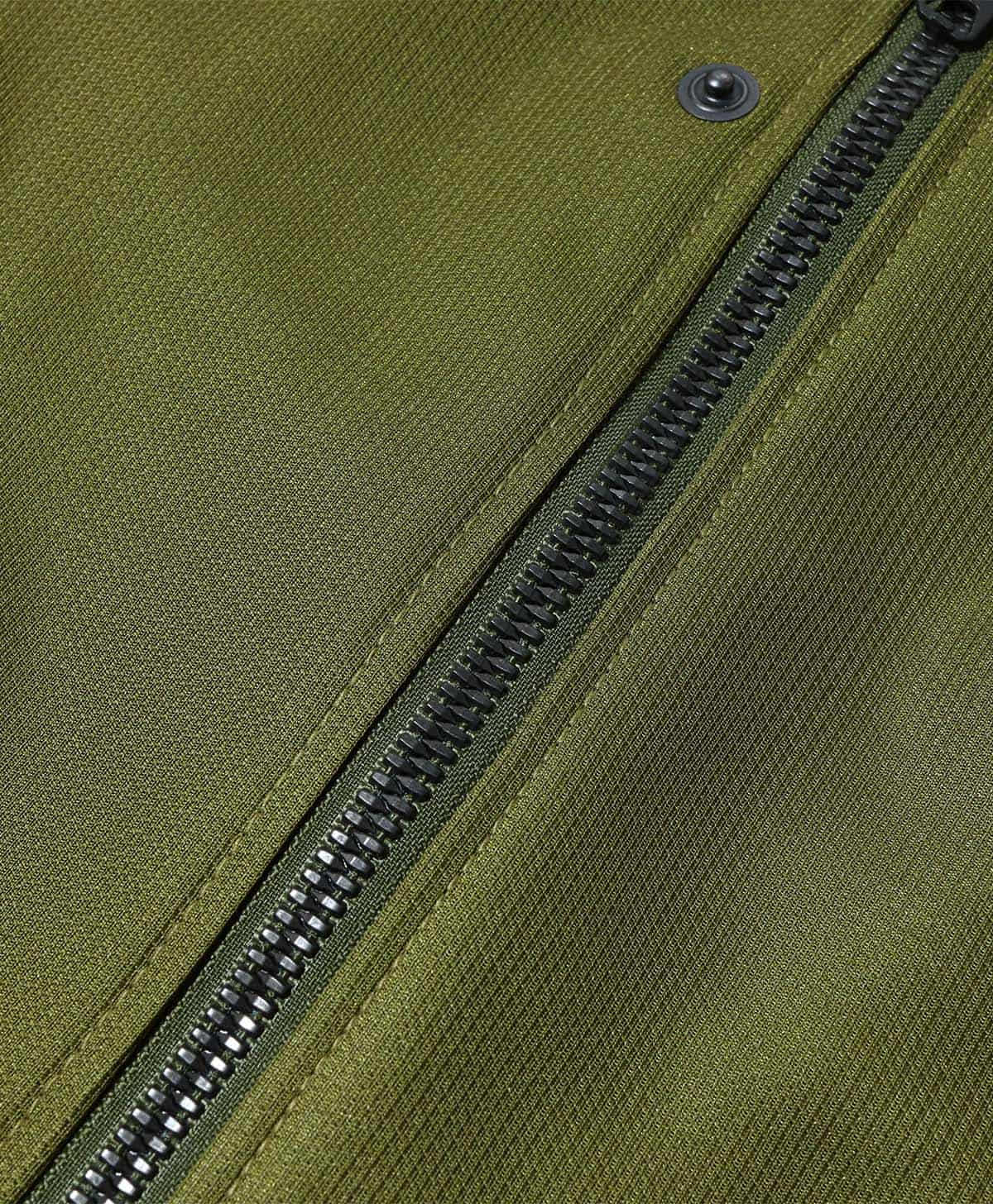 重厚感がありつつも軽量なYKK METALUXEファスナーを採用