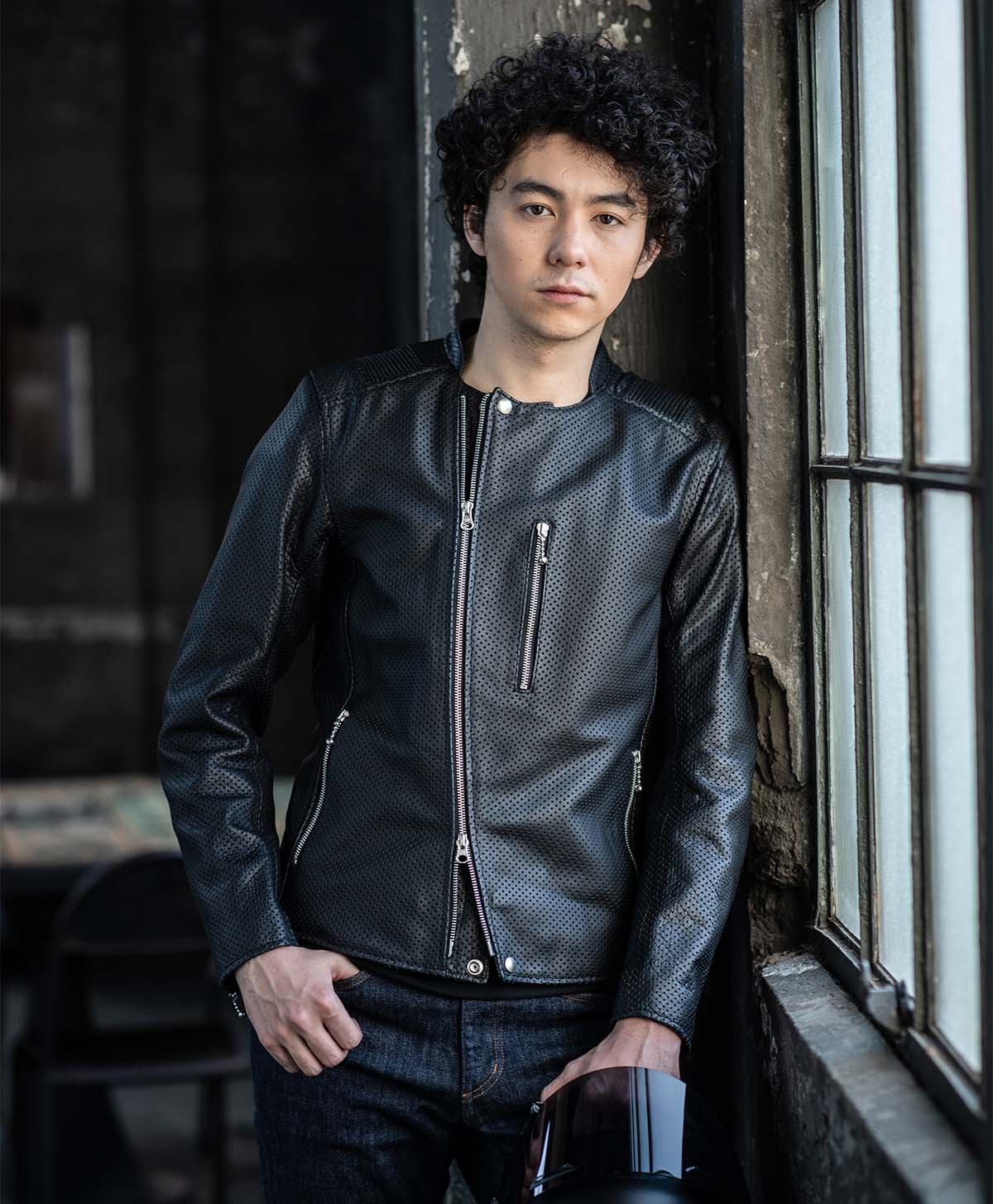 H184 B89 W71 サイズL Tシャツ着用
