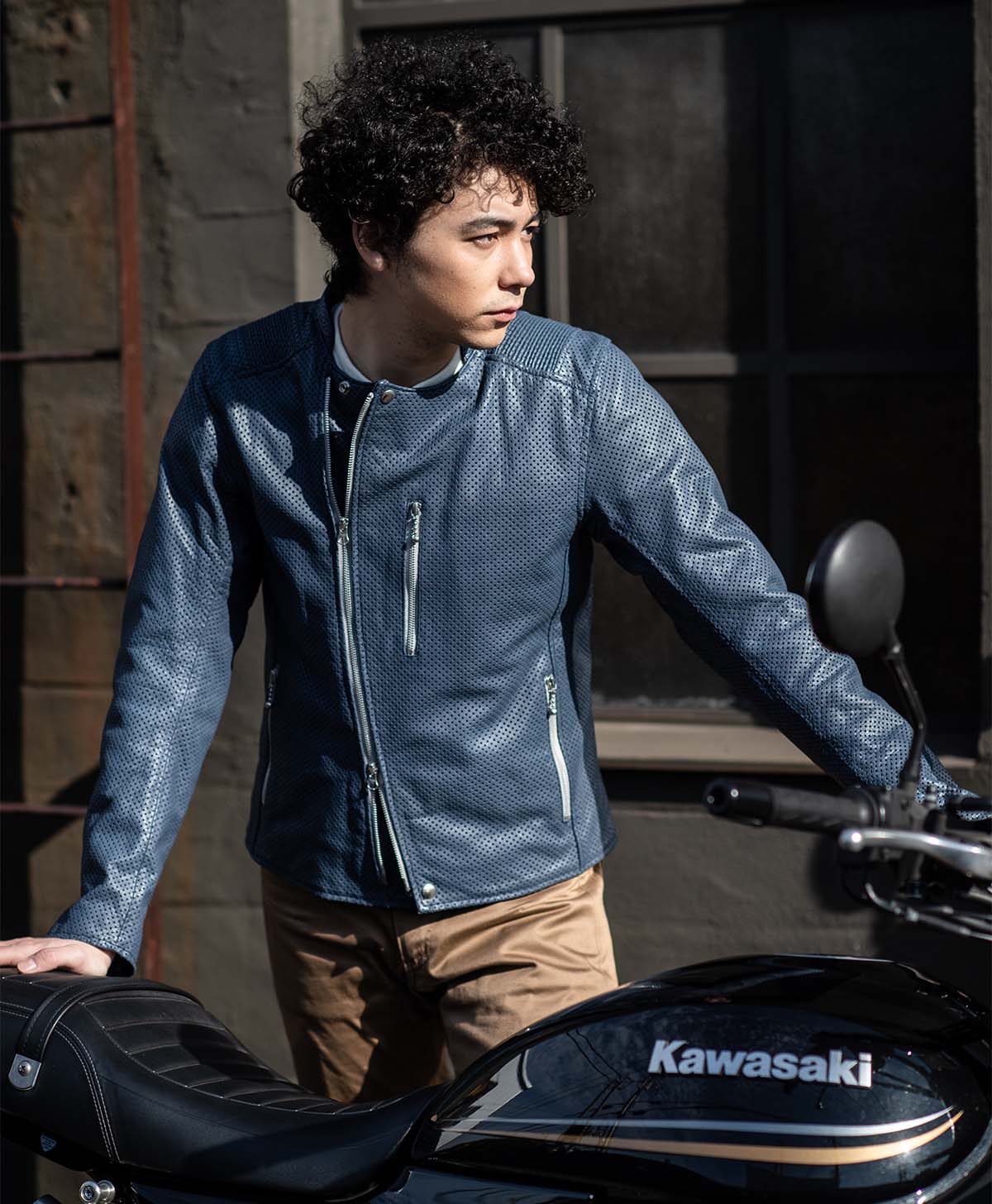 H184 B89 W71 サイズL Tシャツ着用