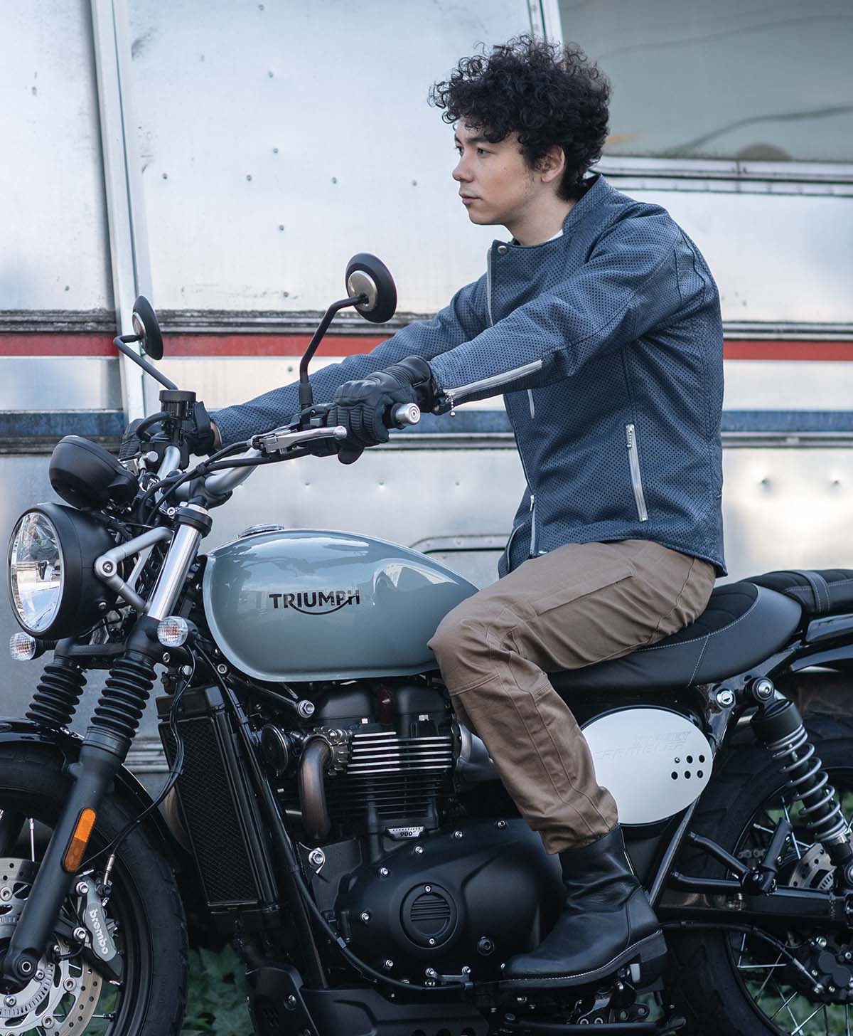 H184 B89 W71 サイズL Tシャツ着用