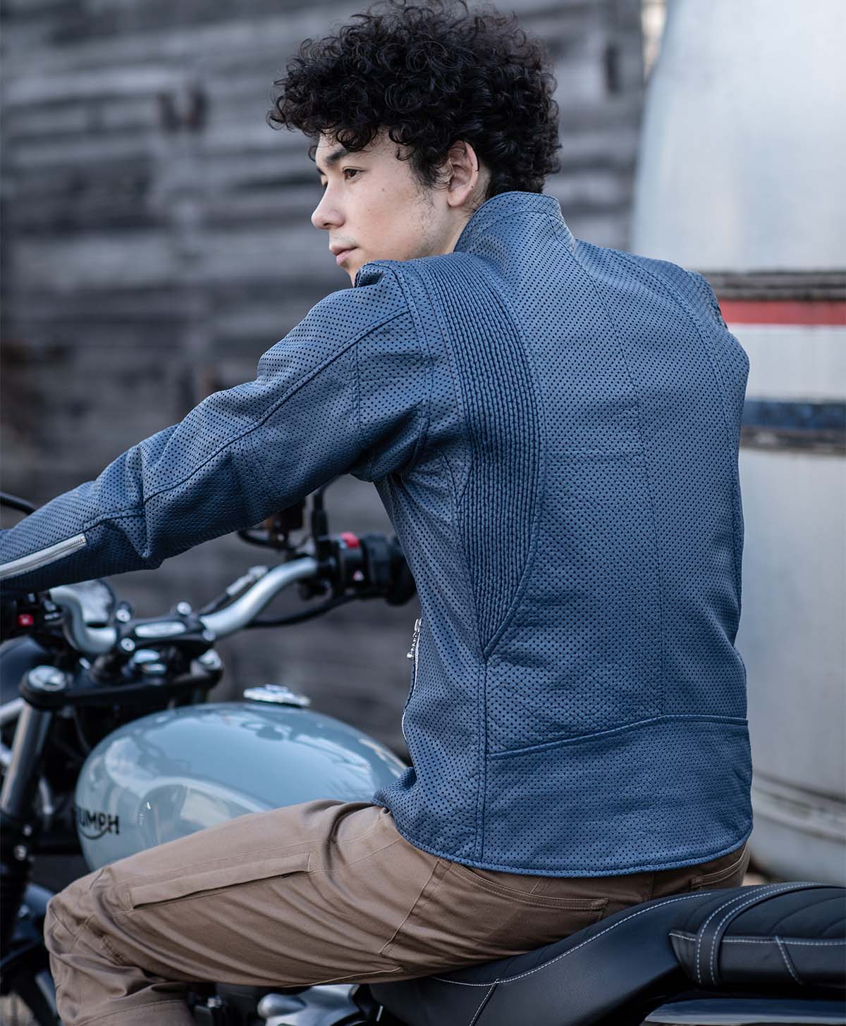 H184 B89 W71 サイズL Tシャツ着用