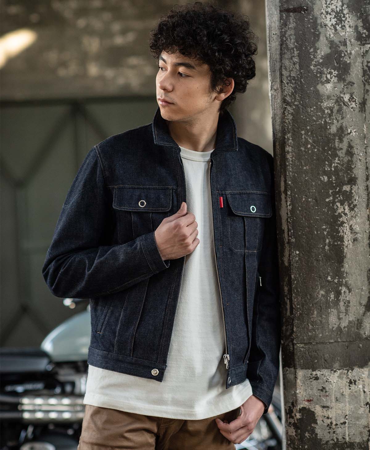 H184 B89 W71 サイズL Tシャツ着用