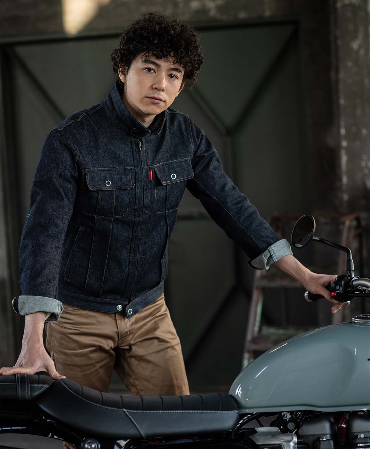 H184 B89 W71 サイズL Tシャツ着用