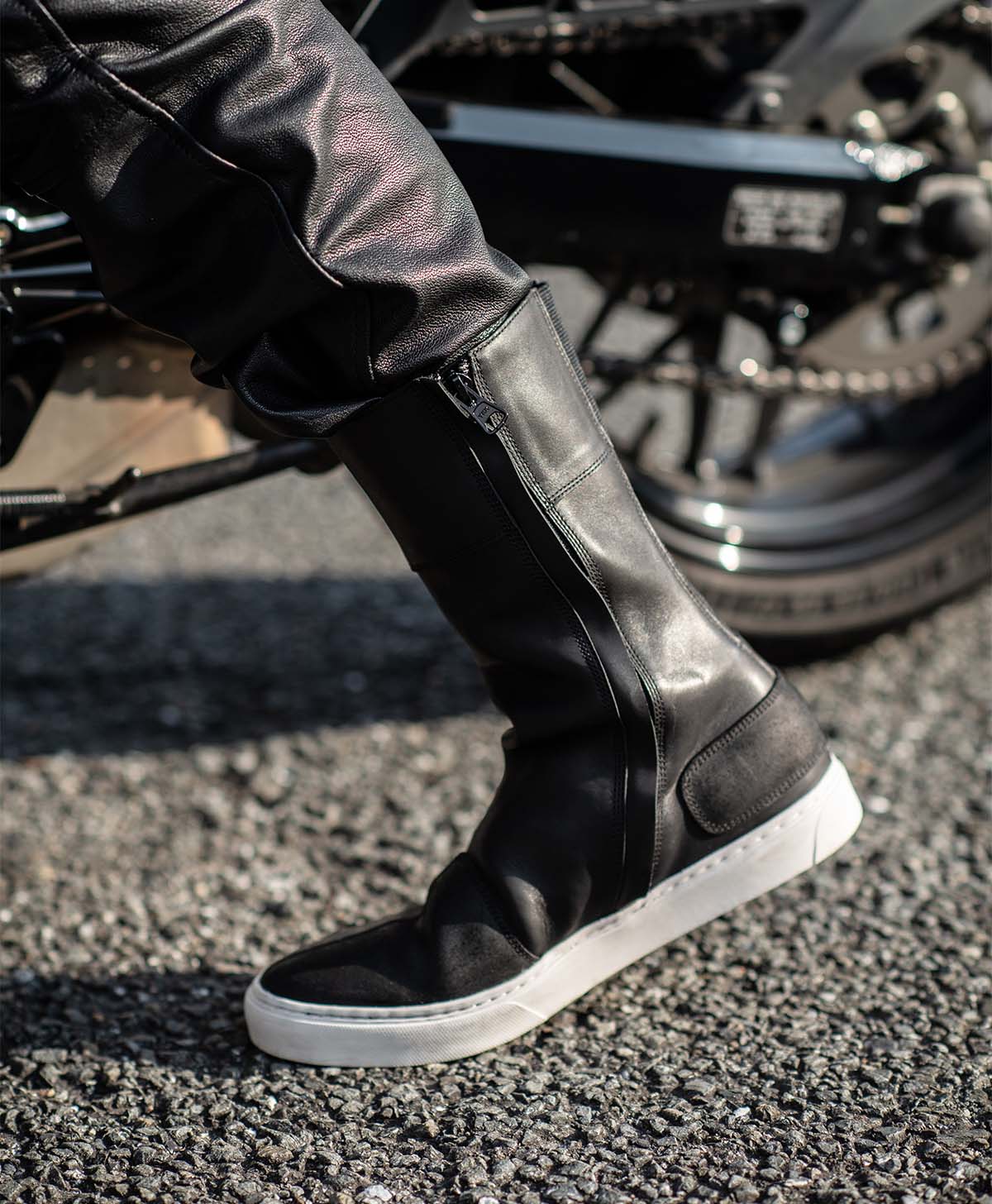 Leder High Sneaker M2 / Schwarz / Weiß