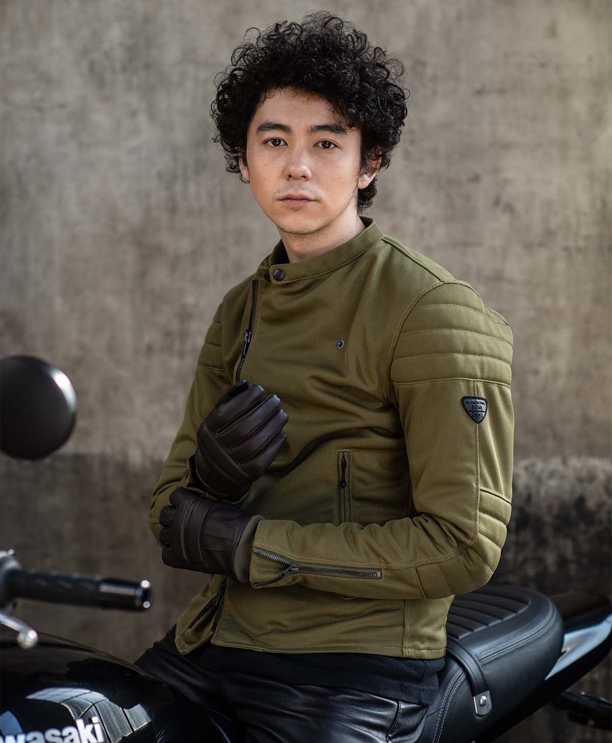 H184 B89 W71 サイズL Tシャツ着用