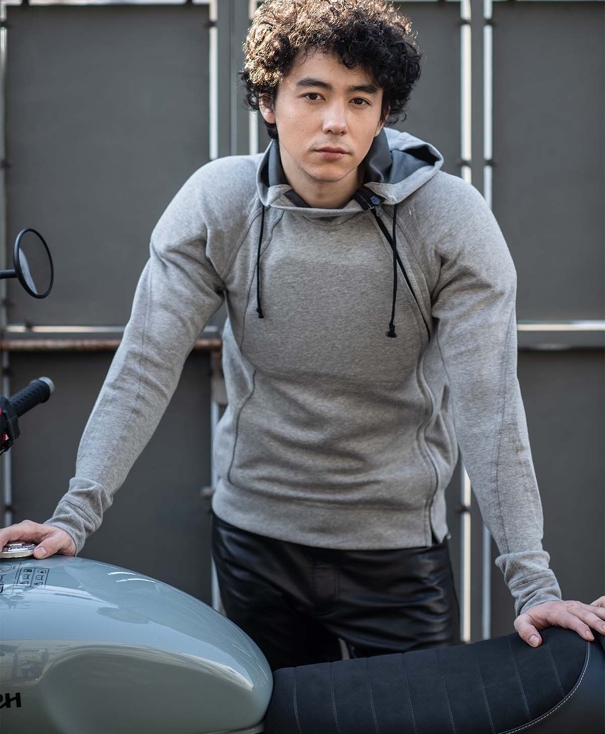 H184 B89 W71 サイズL Tシャツ着用