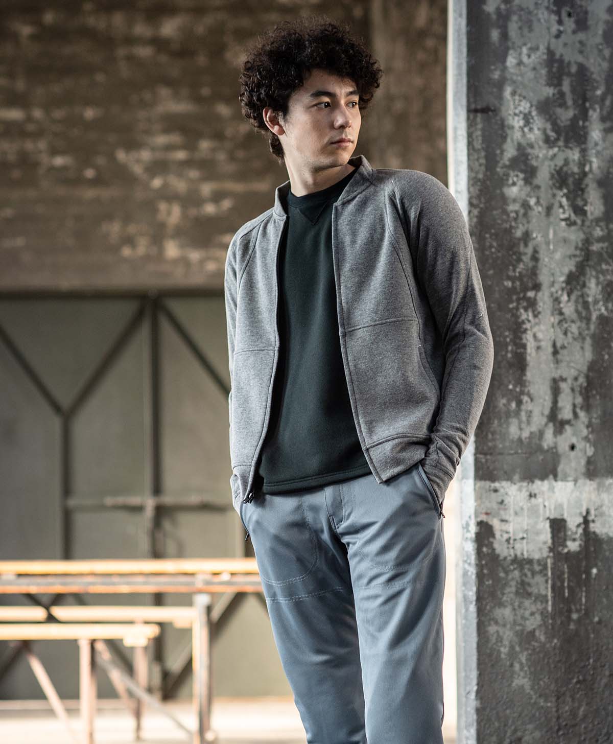 H184 B89 W71 サイズL Tシャツ着用