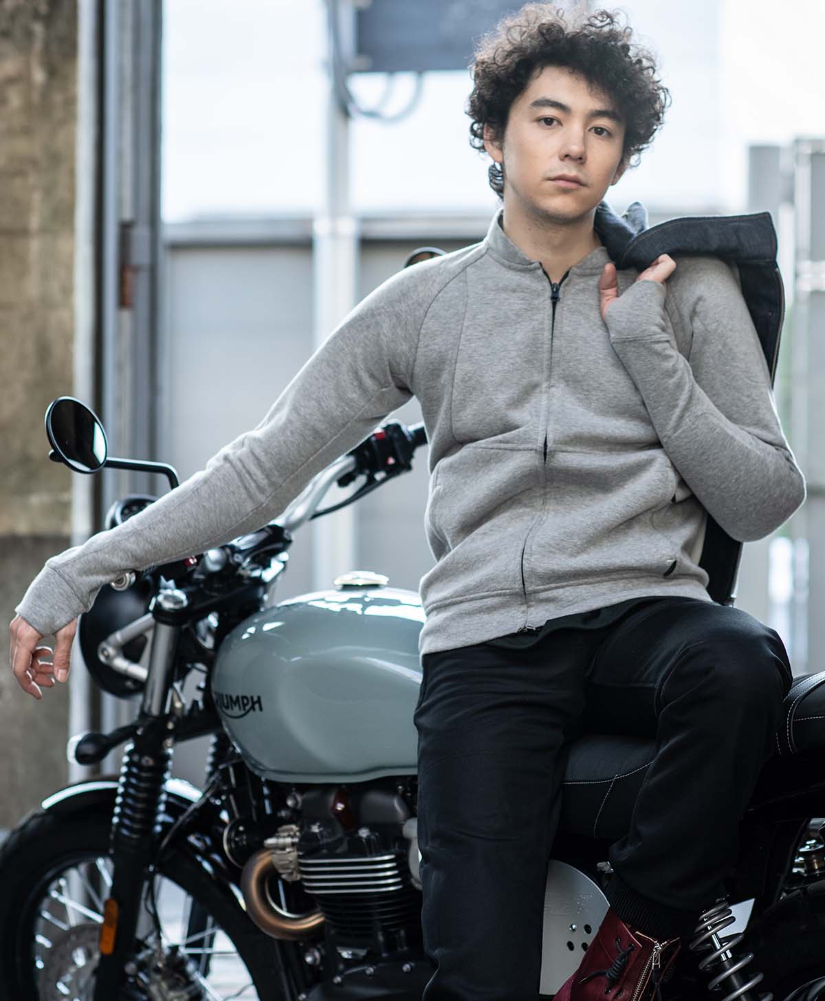 H184 B89 W71 サイズL Tシャツ着用