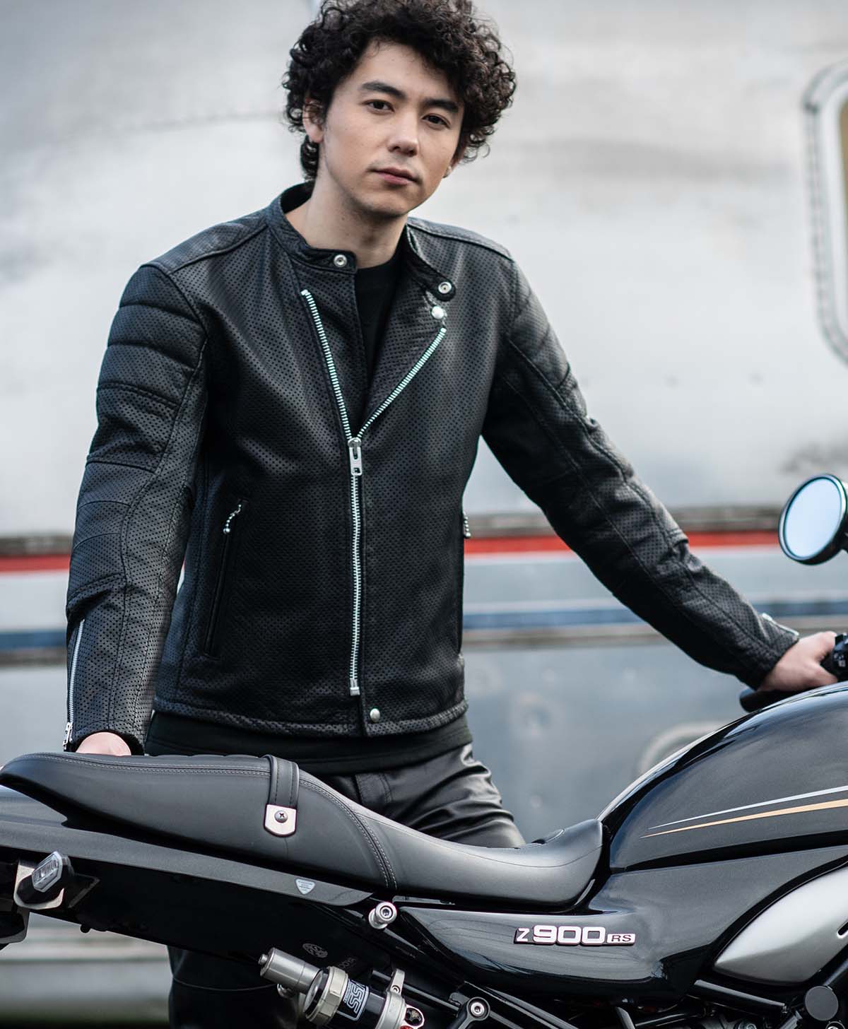 H184 B89 W71 サイズL Tシャツ着用