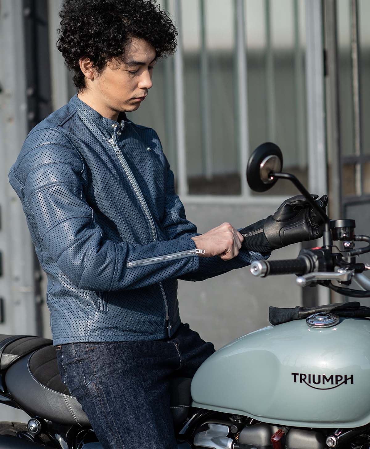 H184 B89 W71 サイズL Tシャツ着用