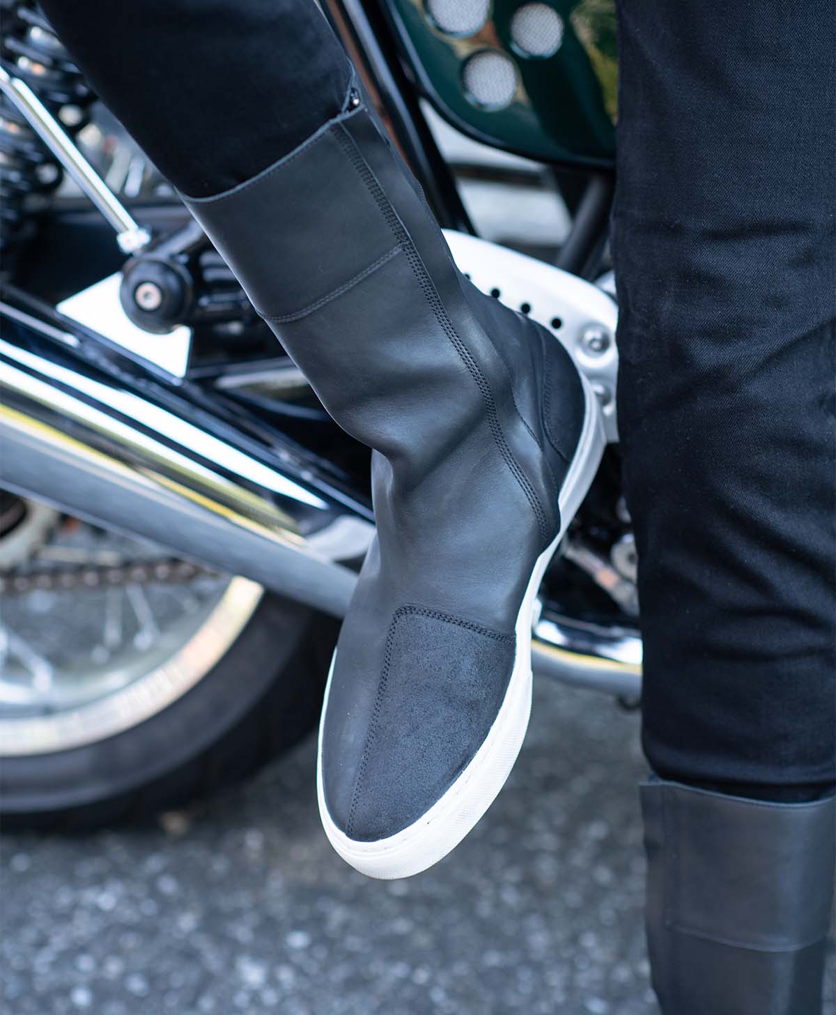 Zapatilla de cuero alta M2 / negro / blanco (femenino)