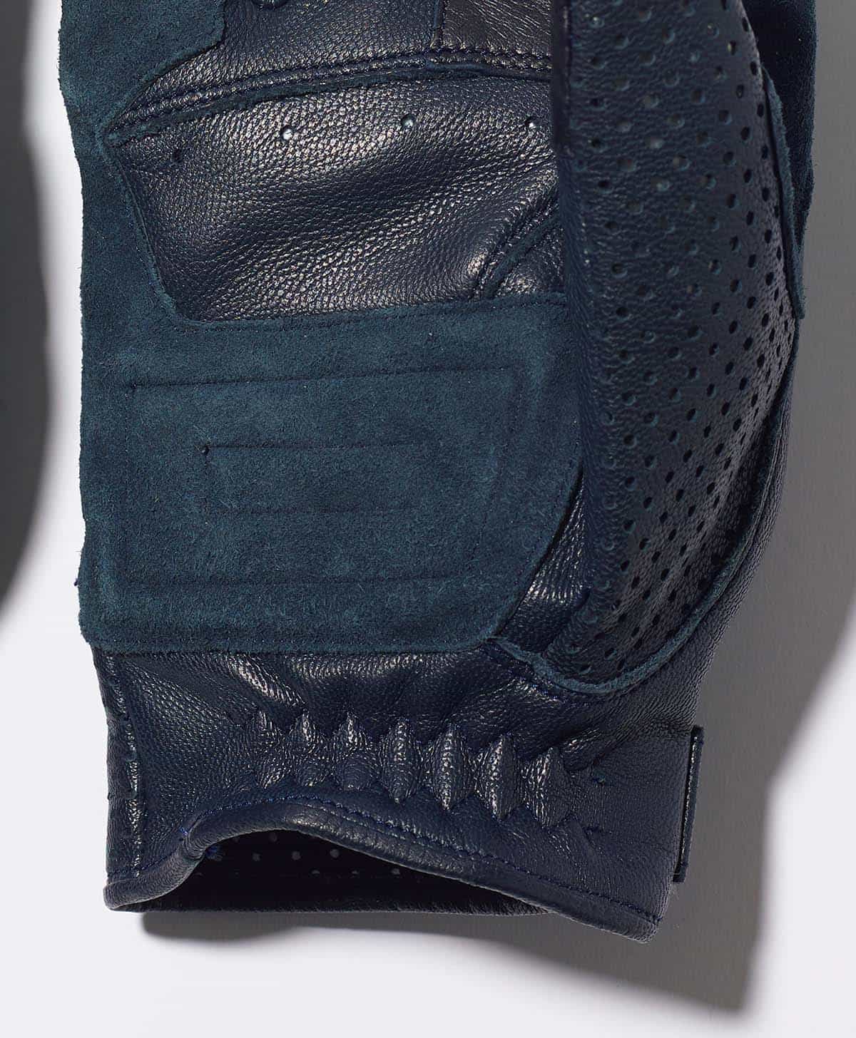 掌にはスポンジを挿入した床面使いの当て革を施している