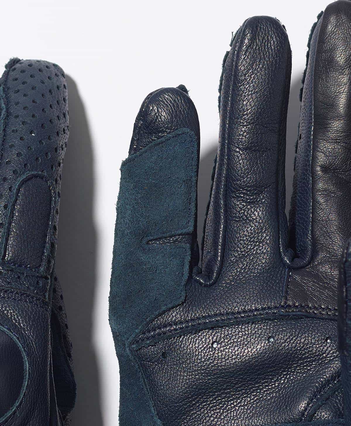 転倒時に擦れる小指側にも当て革を施す