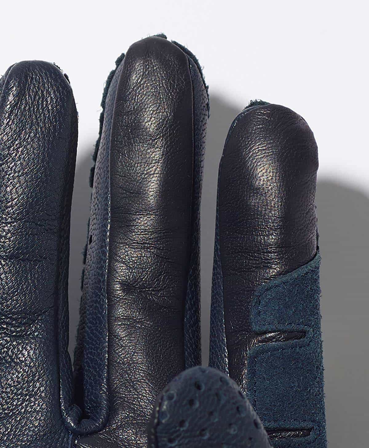 人差し指、中指、親指には導電革を採用