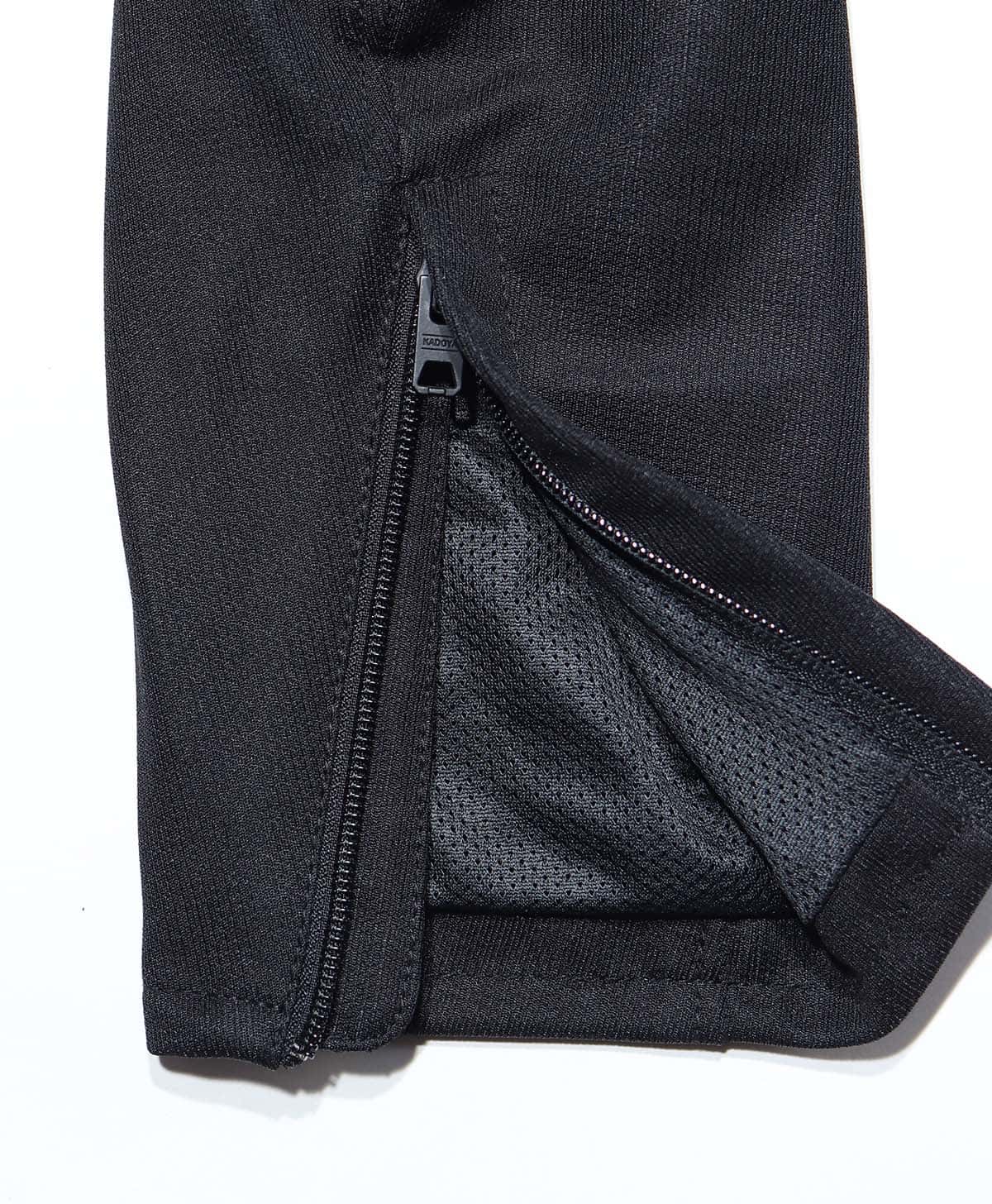背面にも大容量のポケットを配置。ファスナー+ドットボタン雨蓋の仕様で内容物の落下を防止。