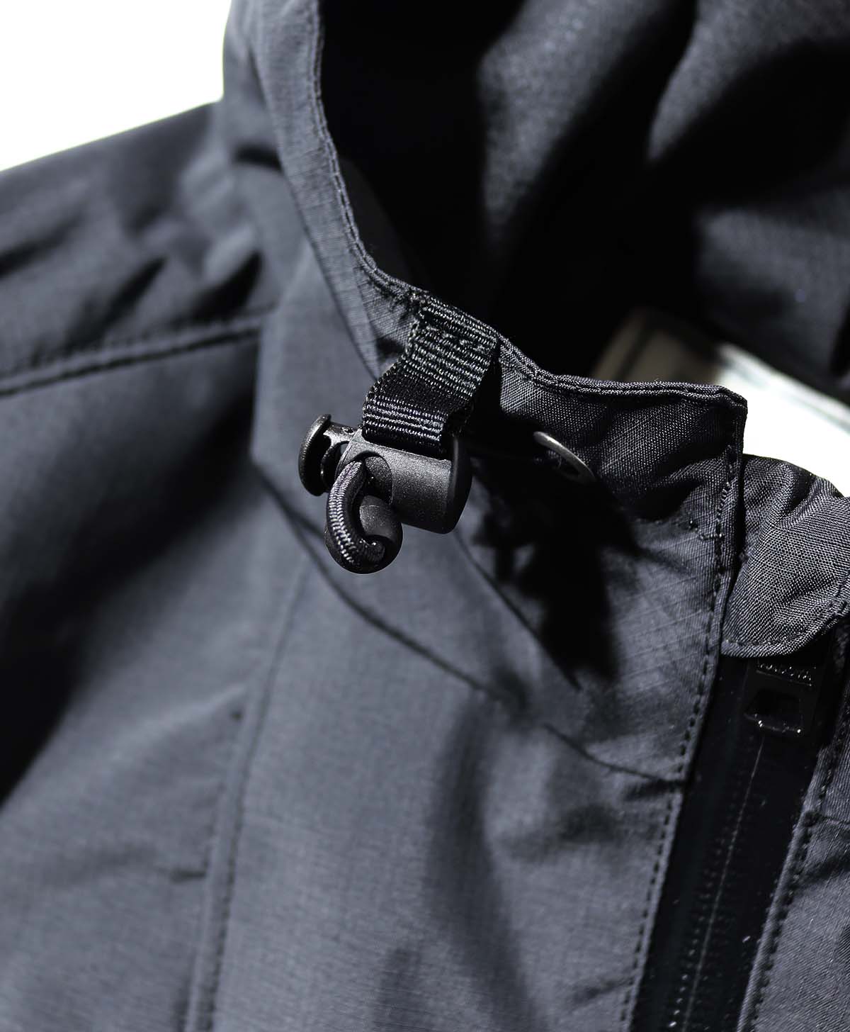 フードの大きさが調整ゴムを配置。