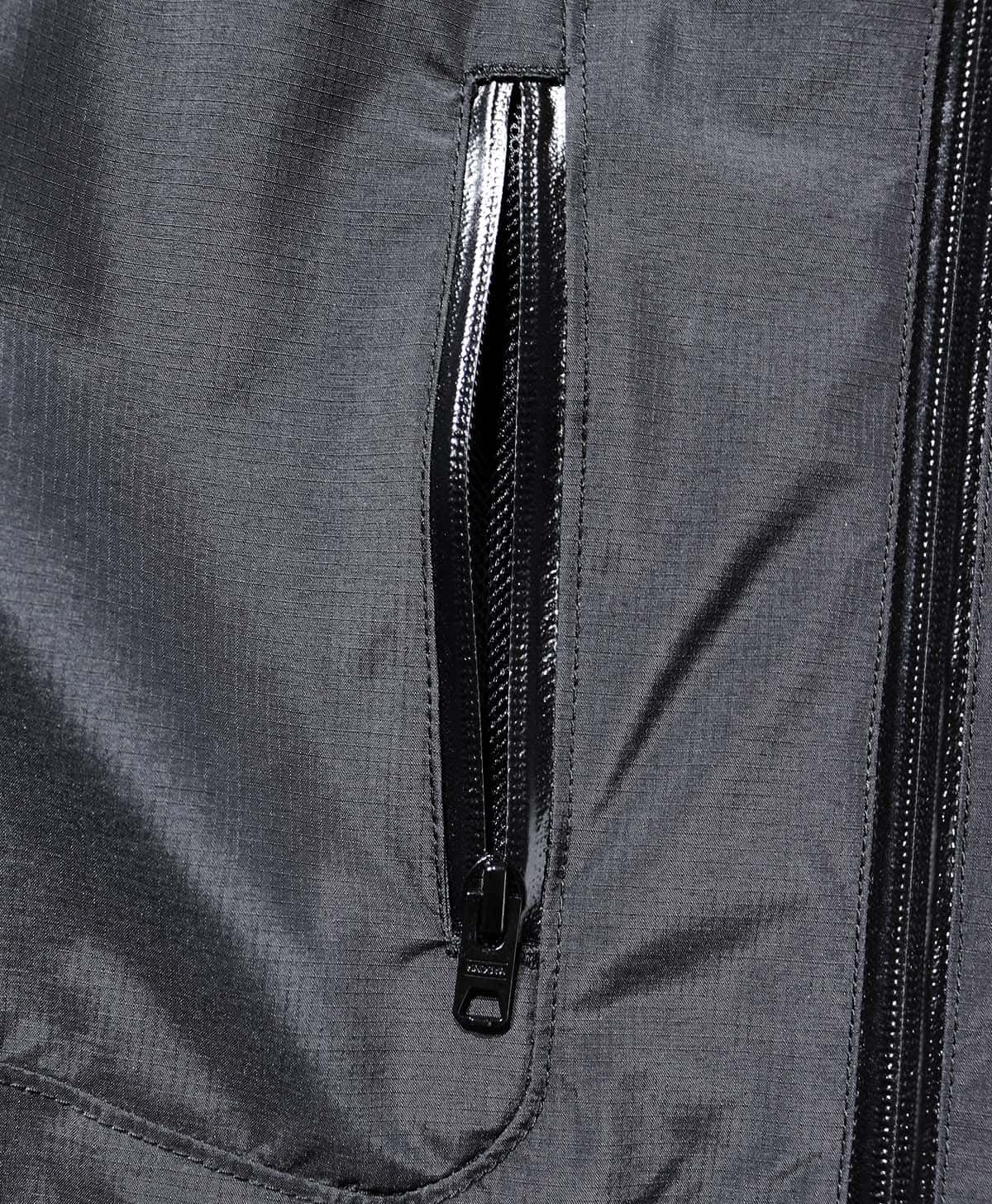 ファスナーには防水性の高いアクアガードを採用。