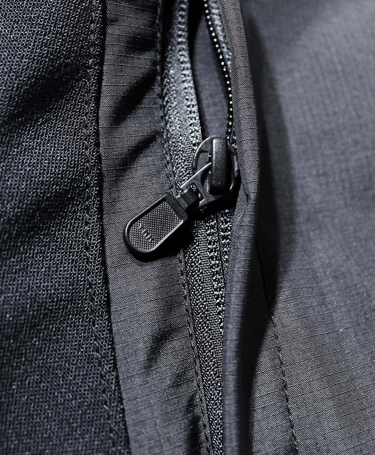 腰ポケットには雨などが入らない仕様に。