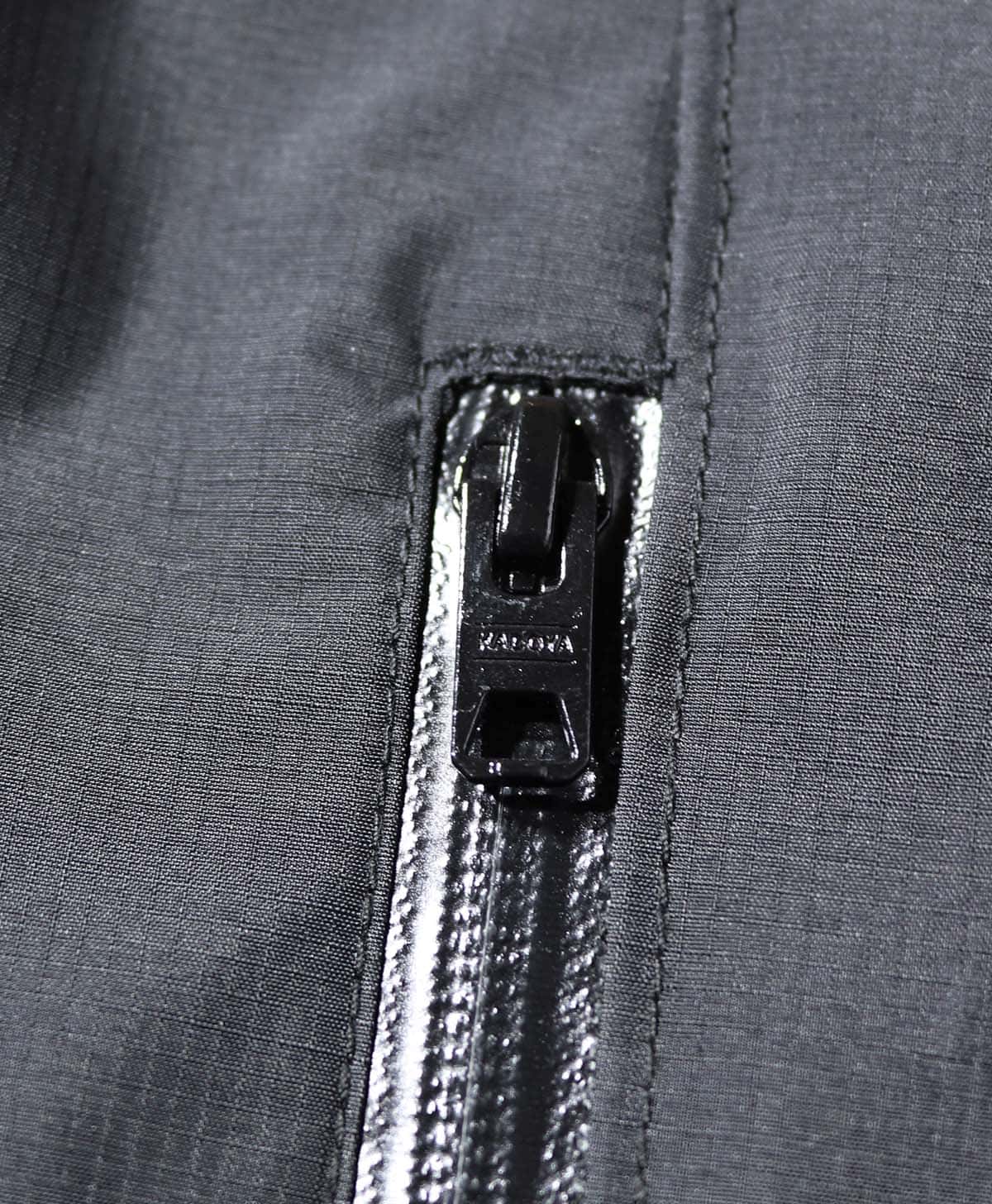 スライダーにはオリジナルファスナーを採用。