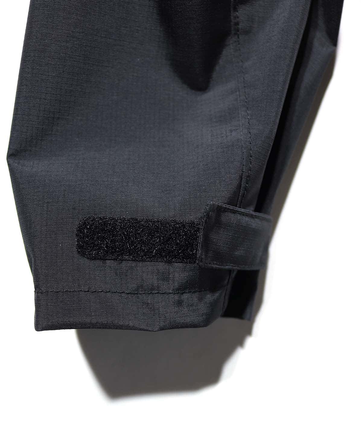 手首はベルクロで調整が可能