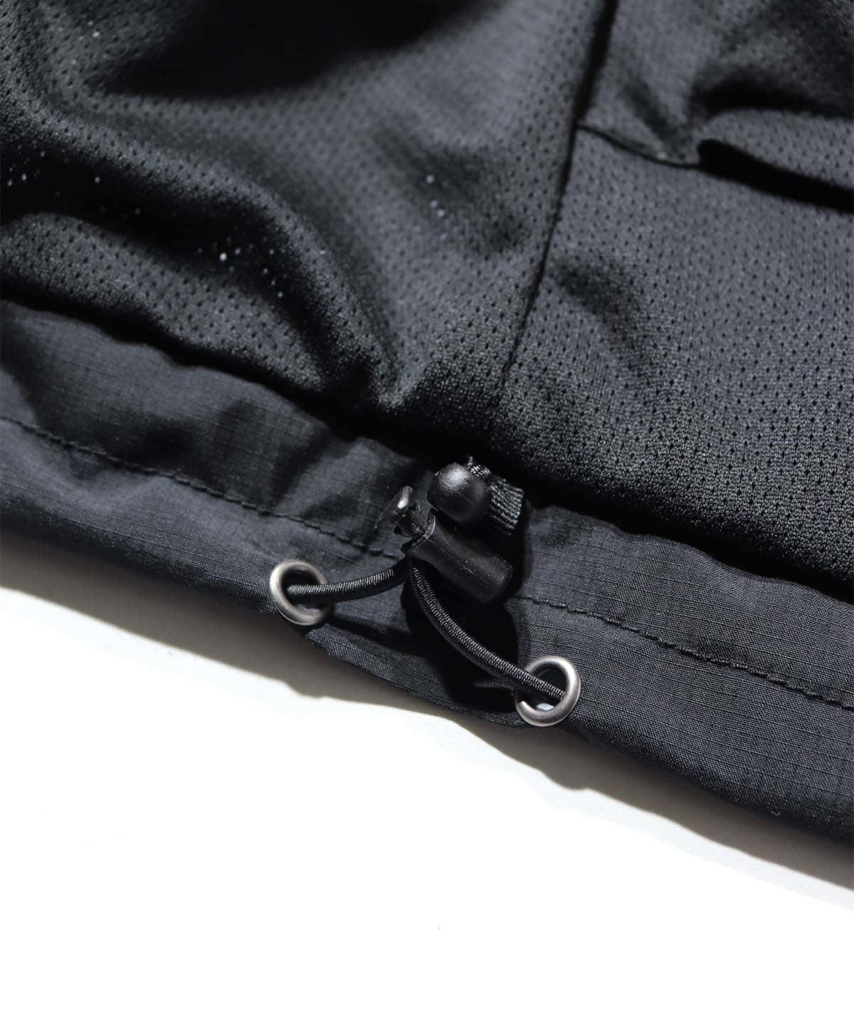 ウエスト周りのばたつきを抑えるために調整ゴムを配置。