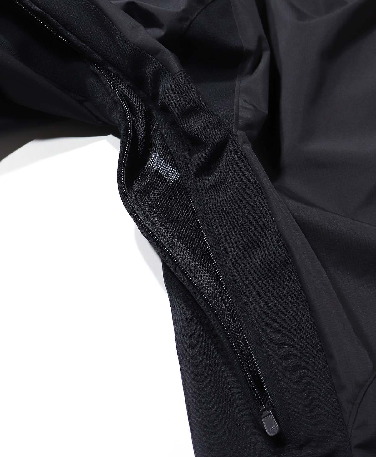 脇のファスナーはベンチレーションとして機能、状況に合わせて温度調整が可能。