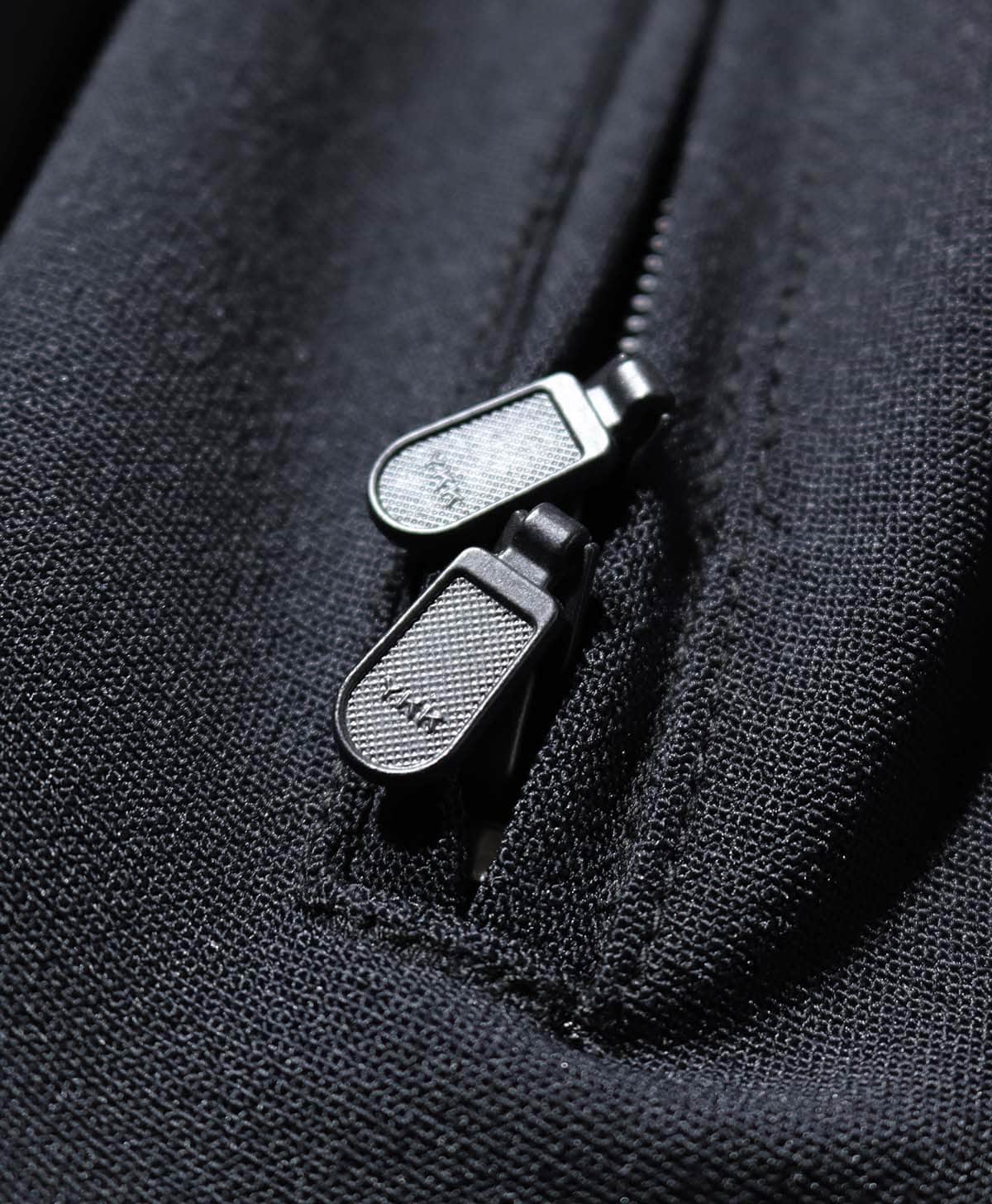 脇のファスナーはベンチレーションとして機能、状況に合わせて温度調整が可能。