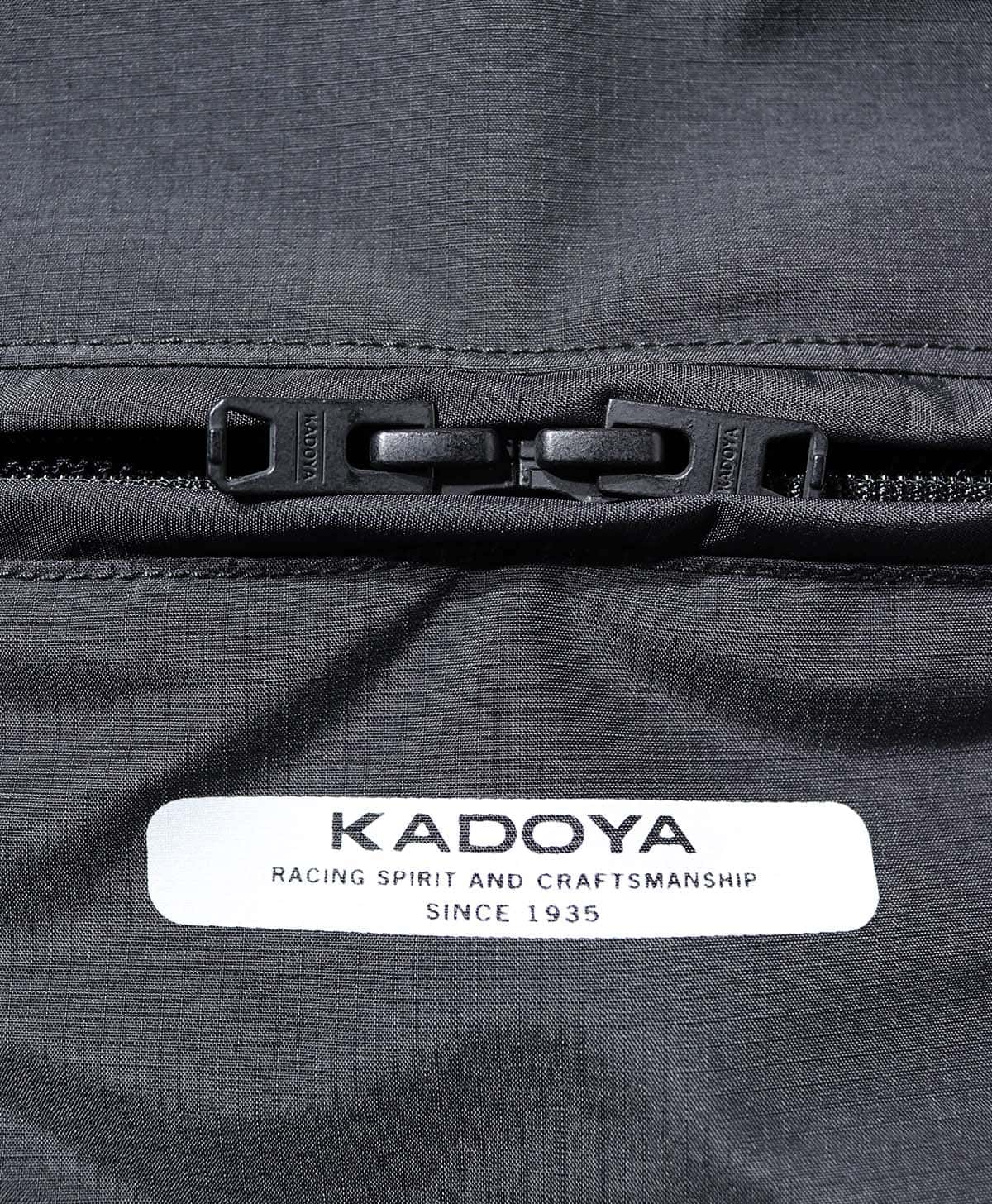 大容量の背面ポケットを配置