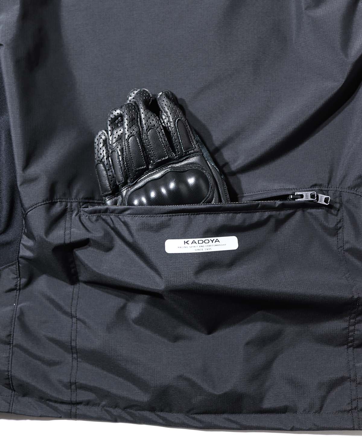 大容量の背面ポケットを配置