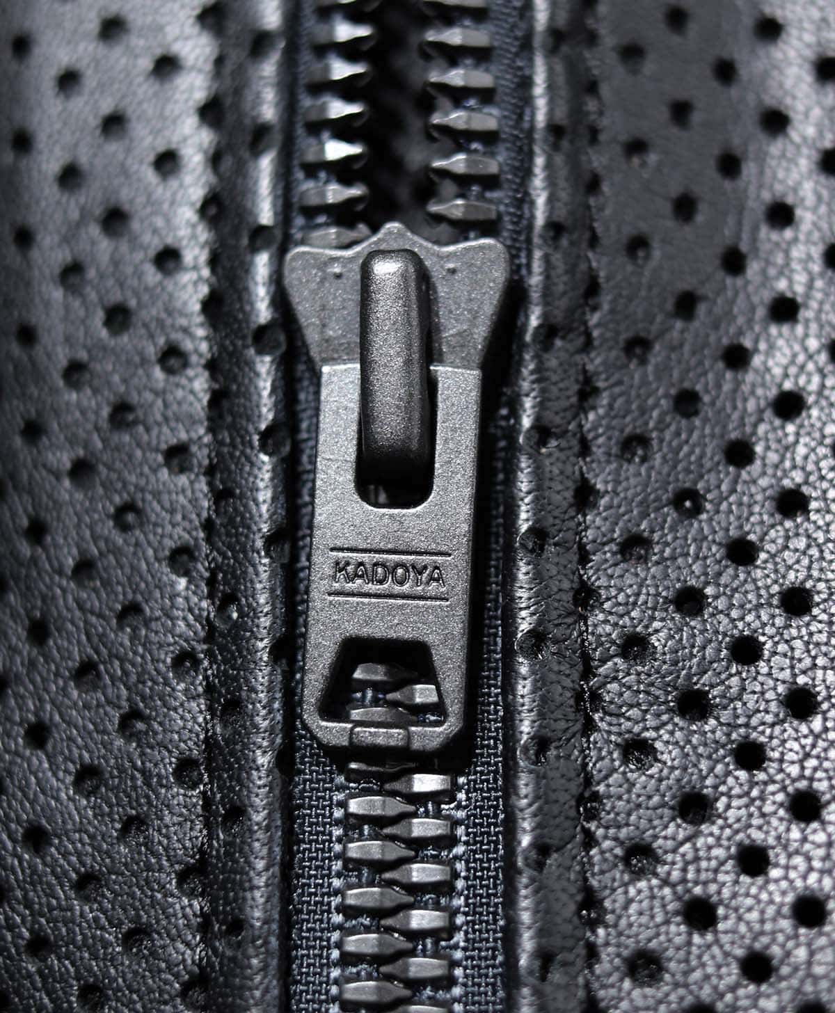 KADOYAのロゴを配したオリジナルファスナーを採用。