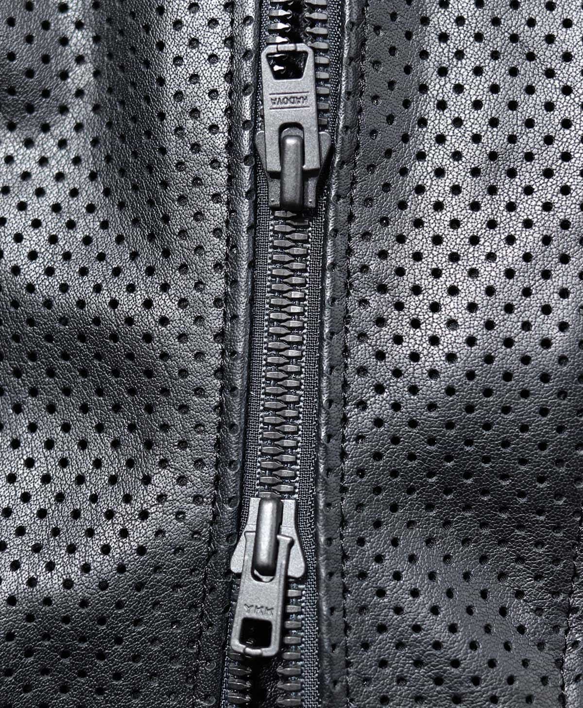 あらゆるポジションに対応できる逆開きファスナーを配置。