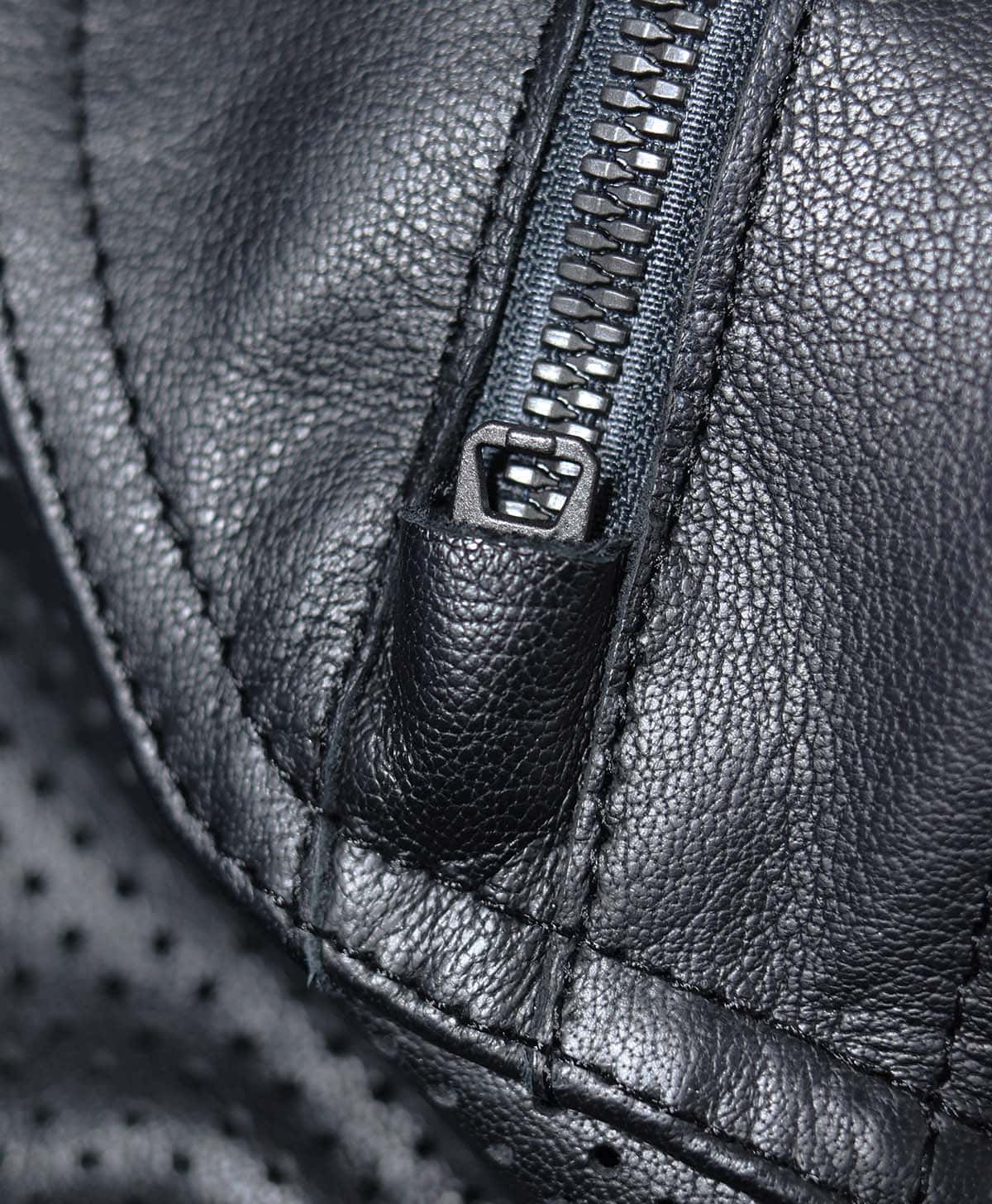 特徴的なファスナー開閉式の肩肘パッドポケットを配置