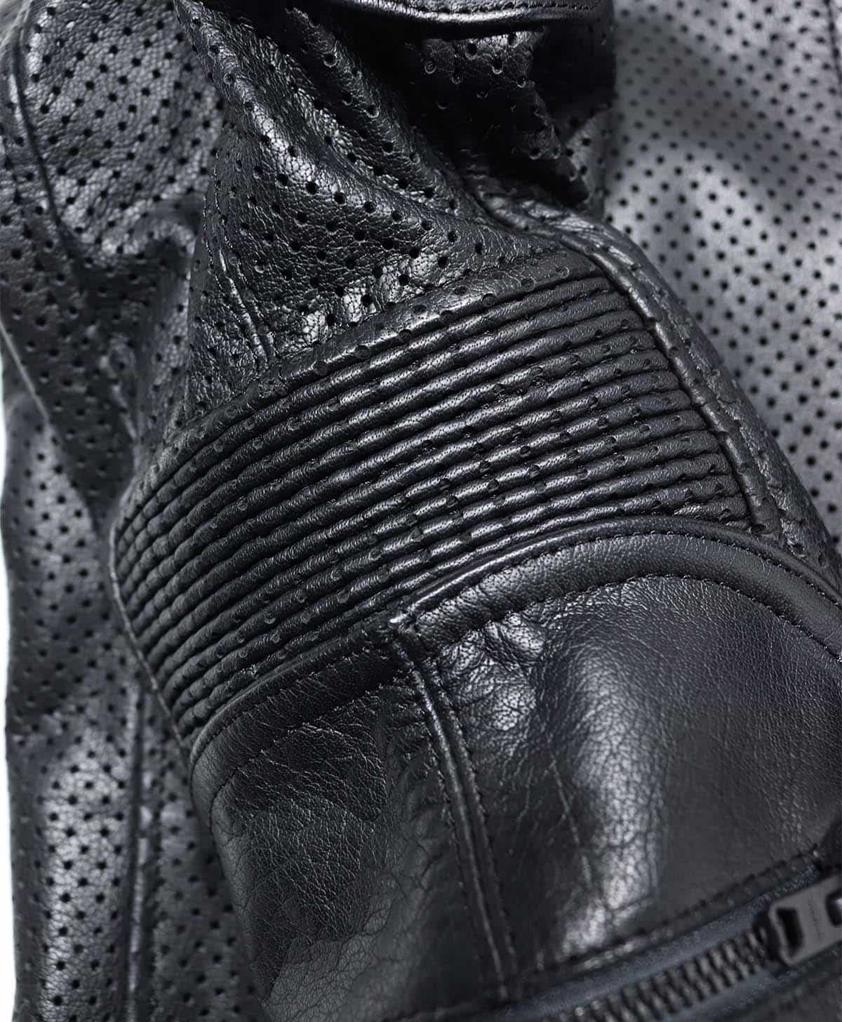 肩と腕周りは十分な運動量と共に肘のシャーリングによって窮屈感のない着心地を実現。