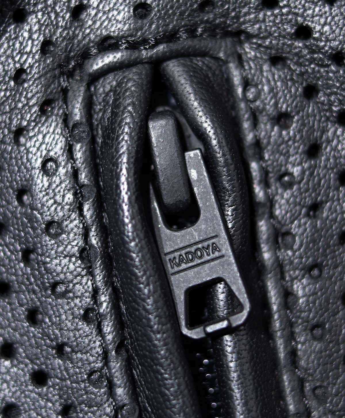 お腹ポケットのファスナーはタンクに傷が入らないようムシ隠し仕様に。