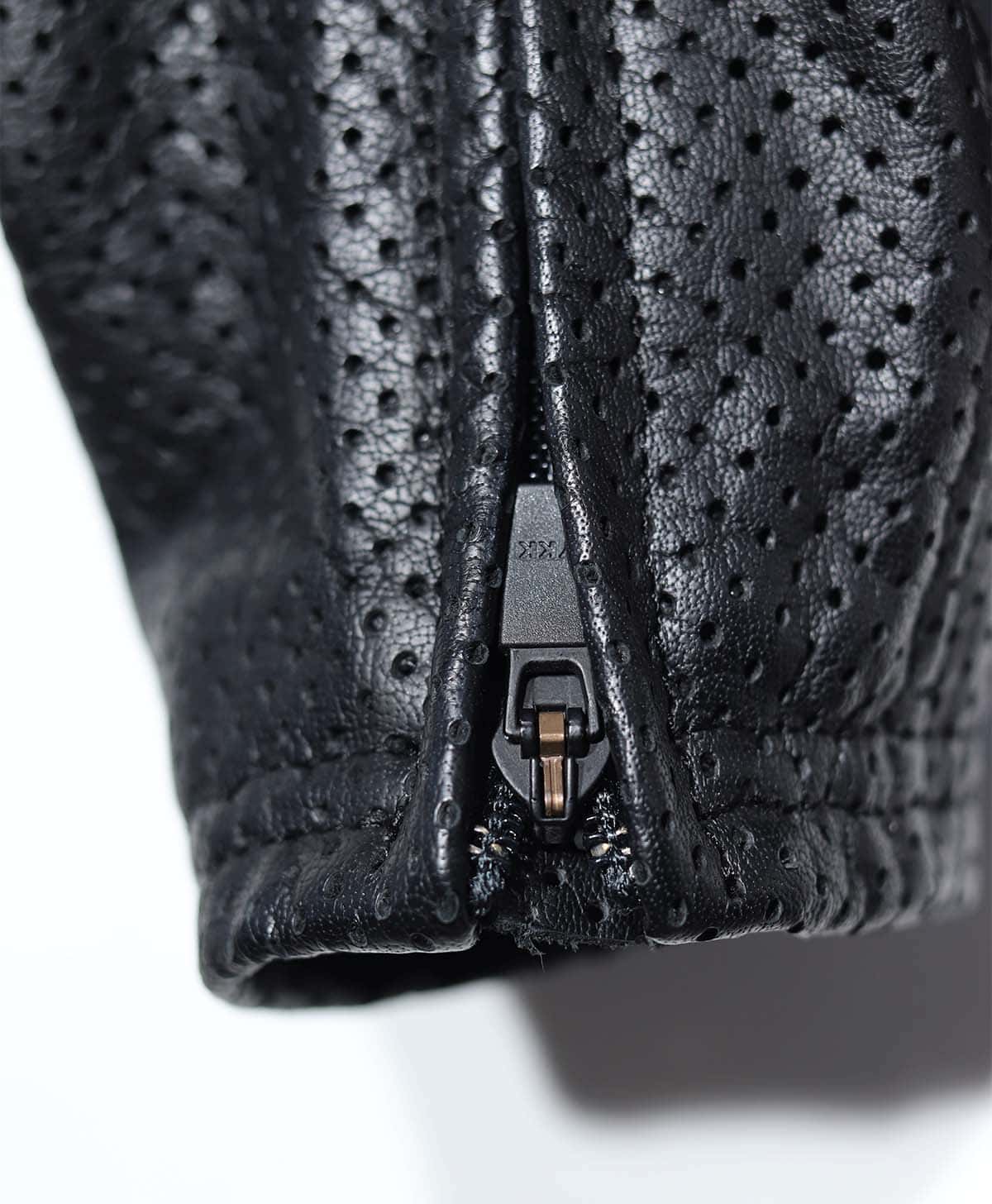 持ち手を袖口と反対方向に倒せばファスナーが下がらなくなる