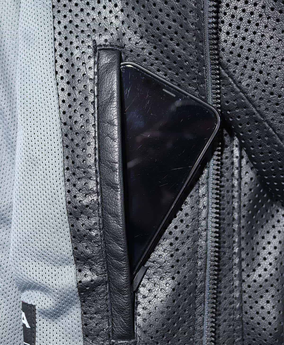 便利な内ポケットを配置