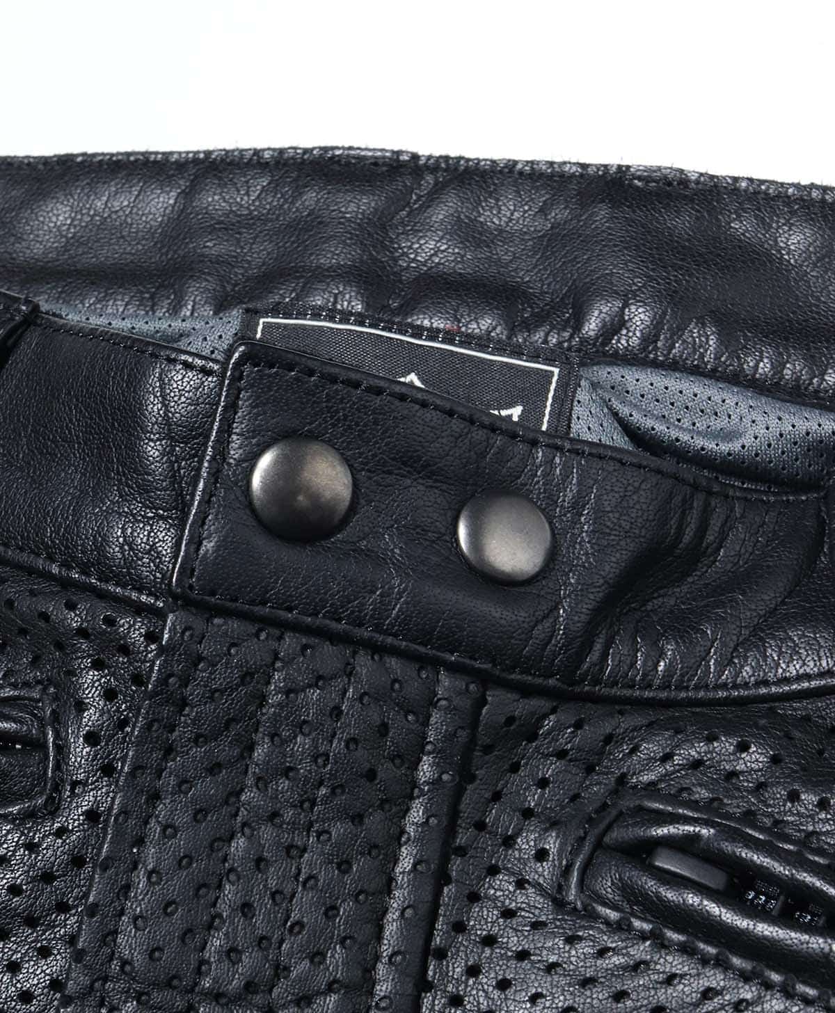 部材には主張しすぎないシックなカラーをセレクト。