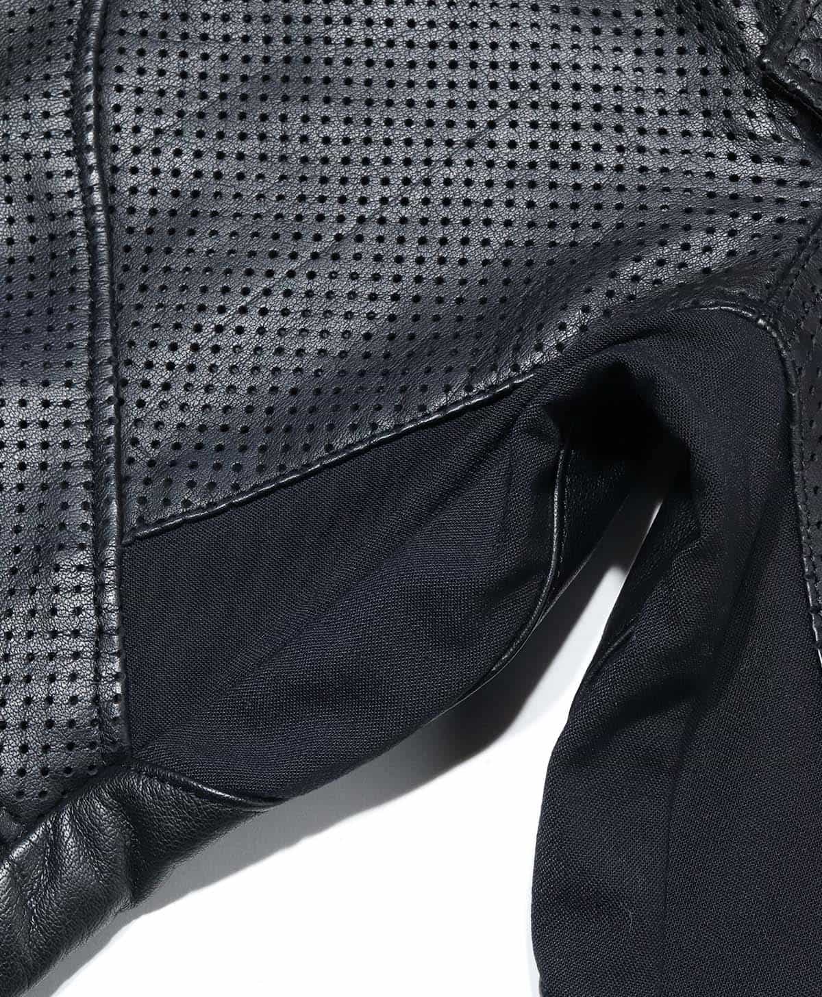 内股や背面にはストレッチナイロン素材を配置することで、動きやすさやフィット感を向上。