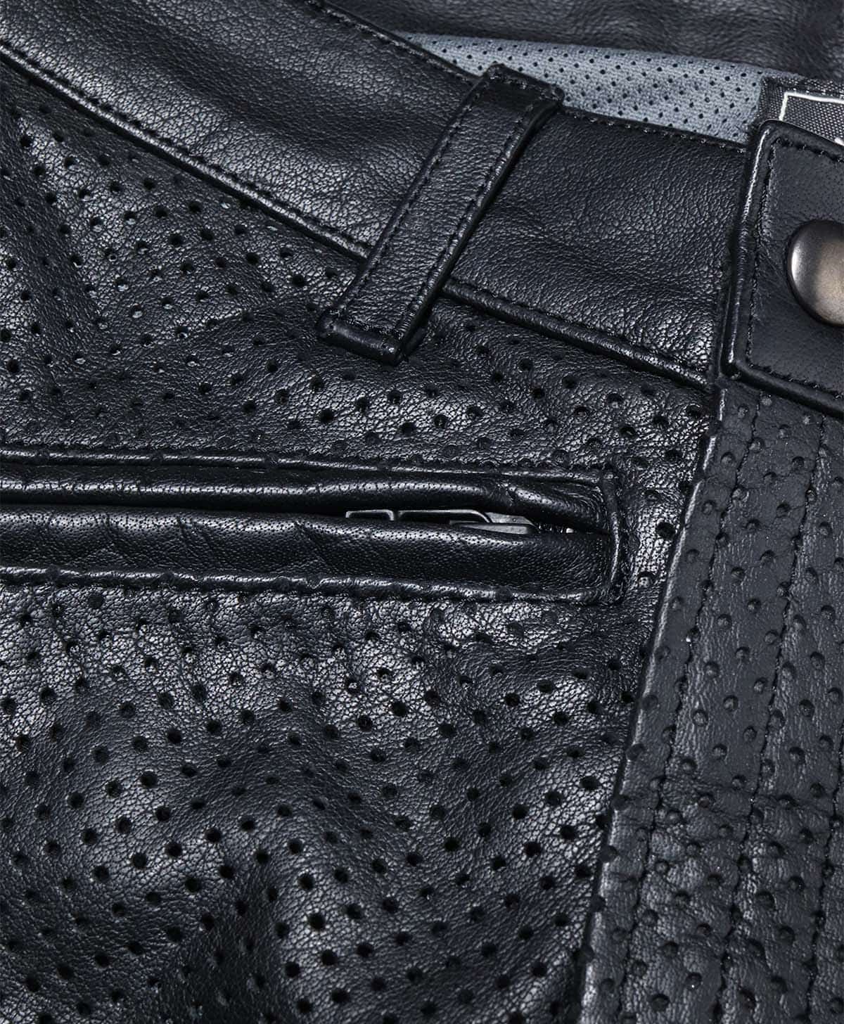 車体に傷が入らない様にファスナーはムシ隠し仕様に。